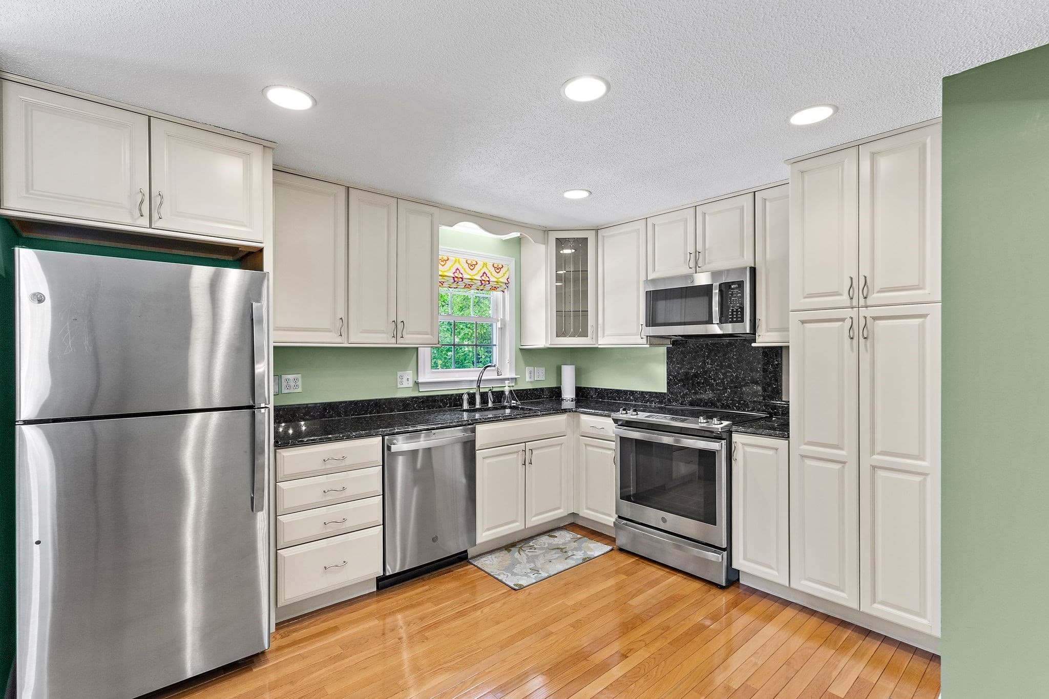 Single Family Residence at 8 Roaen Dr, Chelmsford MA 01863, Chelmsford, photo 8 of 39