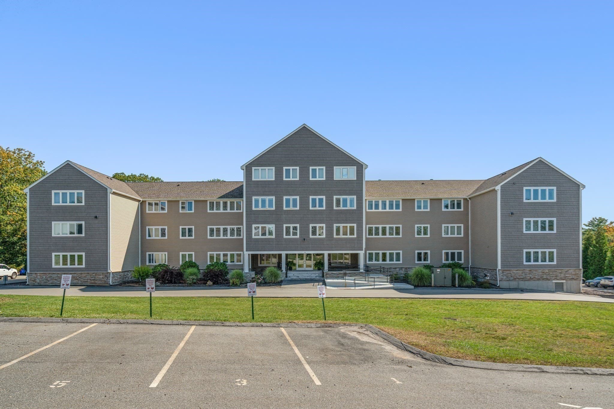 Condominium at 38 Dunham Rd # 204, Beverly MA 01915, Beverly, photo 26 of 27