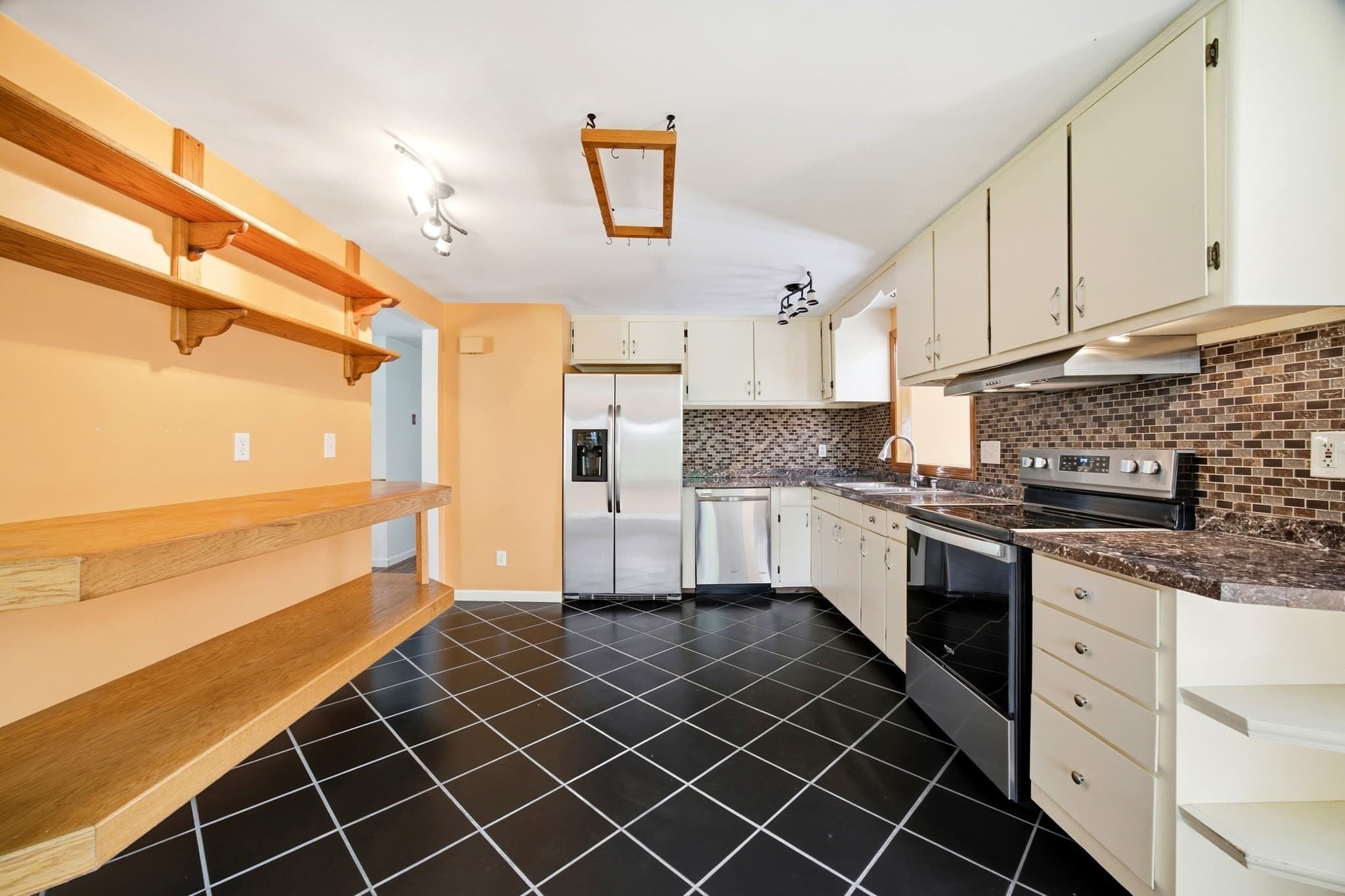 Single Family Residence at 12 Kensington Ave, East Longmeadow MA 01028, East Longmeadow, photo 6 of 37