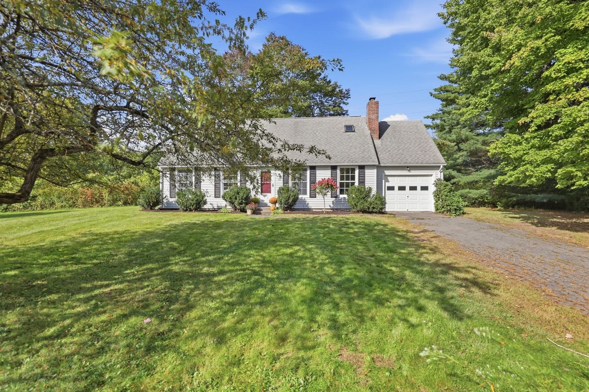 15 Surrey Ln, Amherst MA 01002
