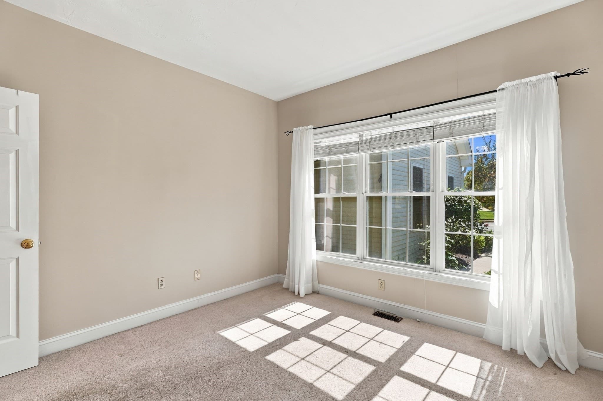 Condominium at 4 Blossom Tree Drive # 4, Shrewsbury MA 01545, Shrewsbury, photo 27 of 34
