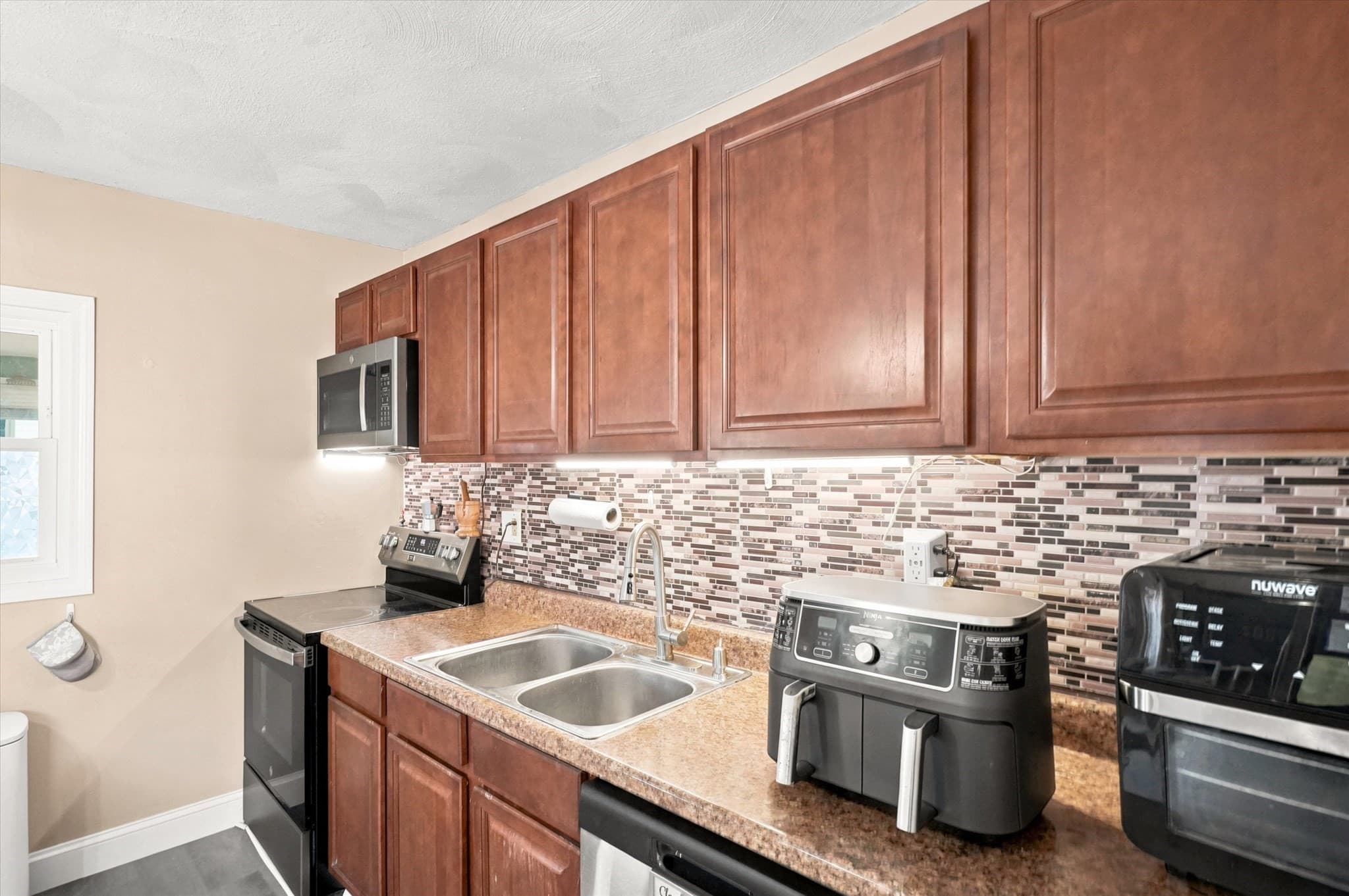 Single Family Residence at 48 Jewett Street, Lowell MA 01850, Lowell, photo 5 of 42