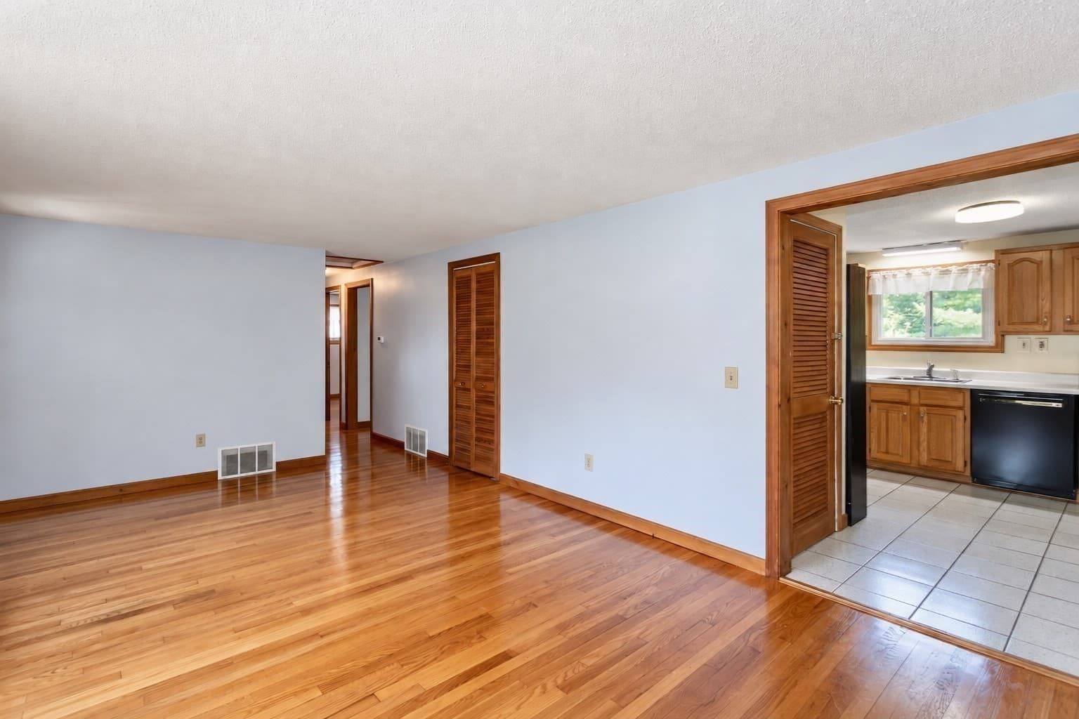 Single Family Residence at 71 Birch Bluffs Drive, Westfield MA 01085, Westfield, photo 7 of 35