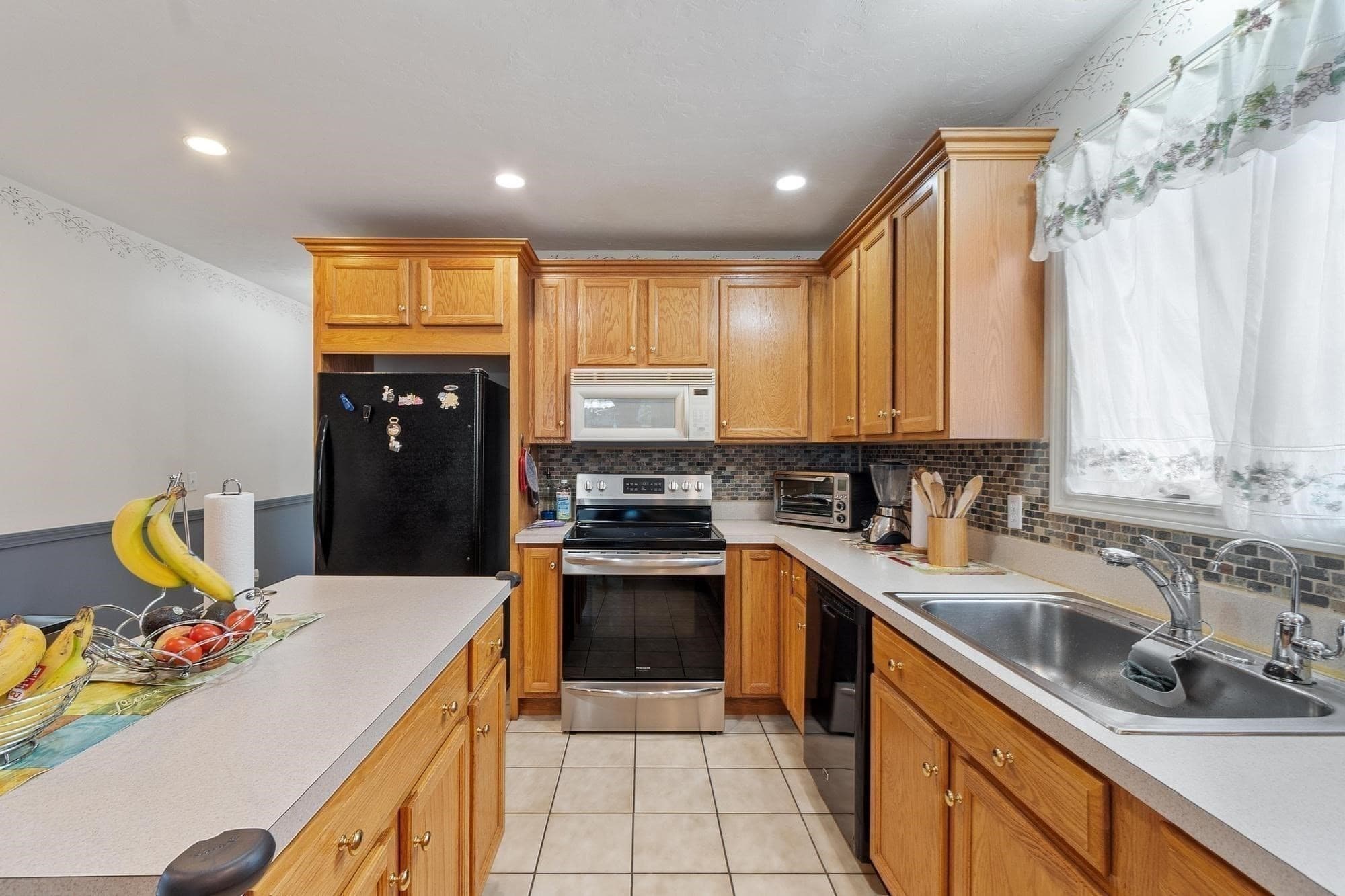 Single Family Residence at 4 Lynde St, Gardner MA 01440, Gardner, photo 11 of 29