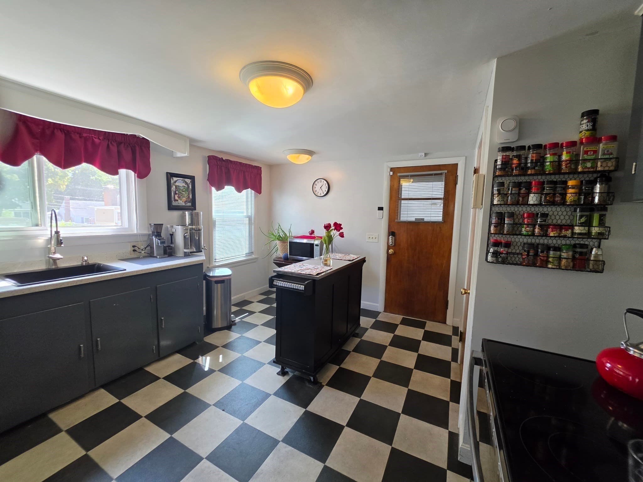 Single Family Residence at 4 Edgemere Rd, Lynn MA 01904, Lynn, photo 5 of 24