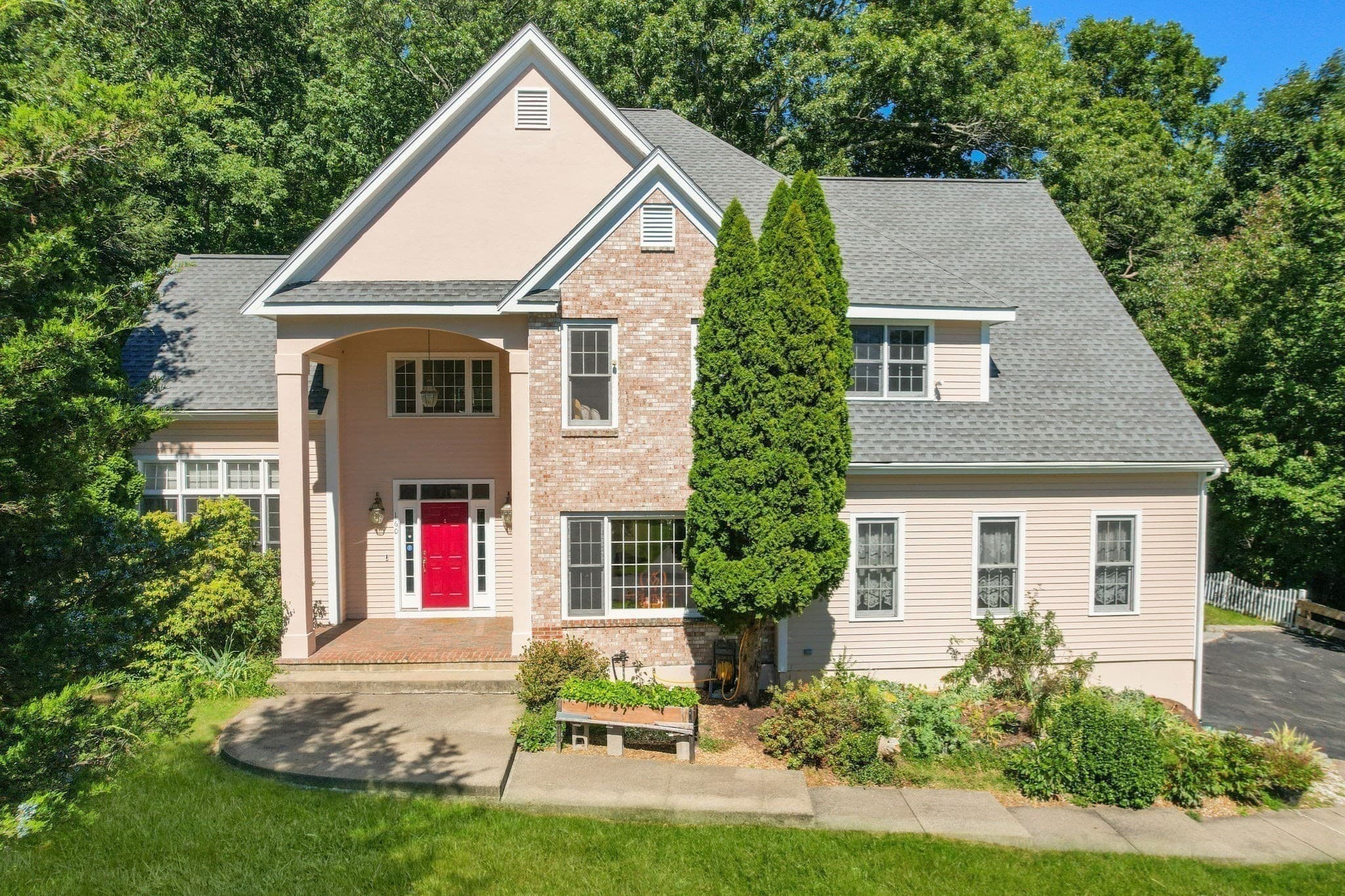 Single Family Residence at 160 Stearns Rd, Marlborough MA 01752, Marlborough, photo 2 of 37