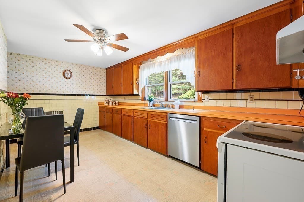 Single Family Residence at 101 Barnett Rd., Sutton MA 01590, Sutton, photo 8 of 37