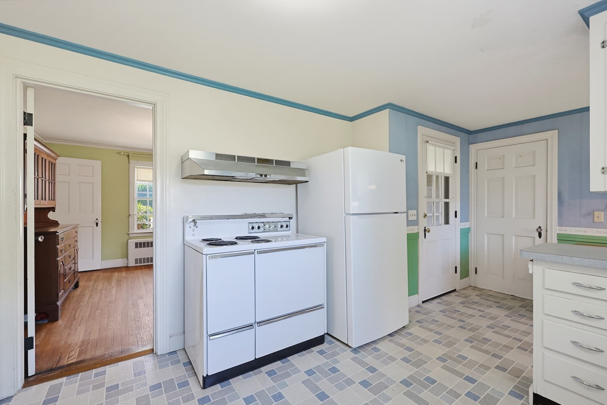 Single Family Residence at 24 Stark Rd, Worcester MA 01602, Worcester, photo 6 of 42