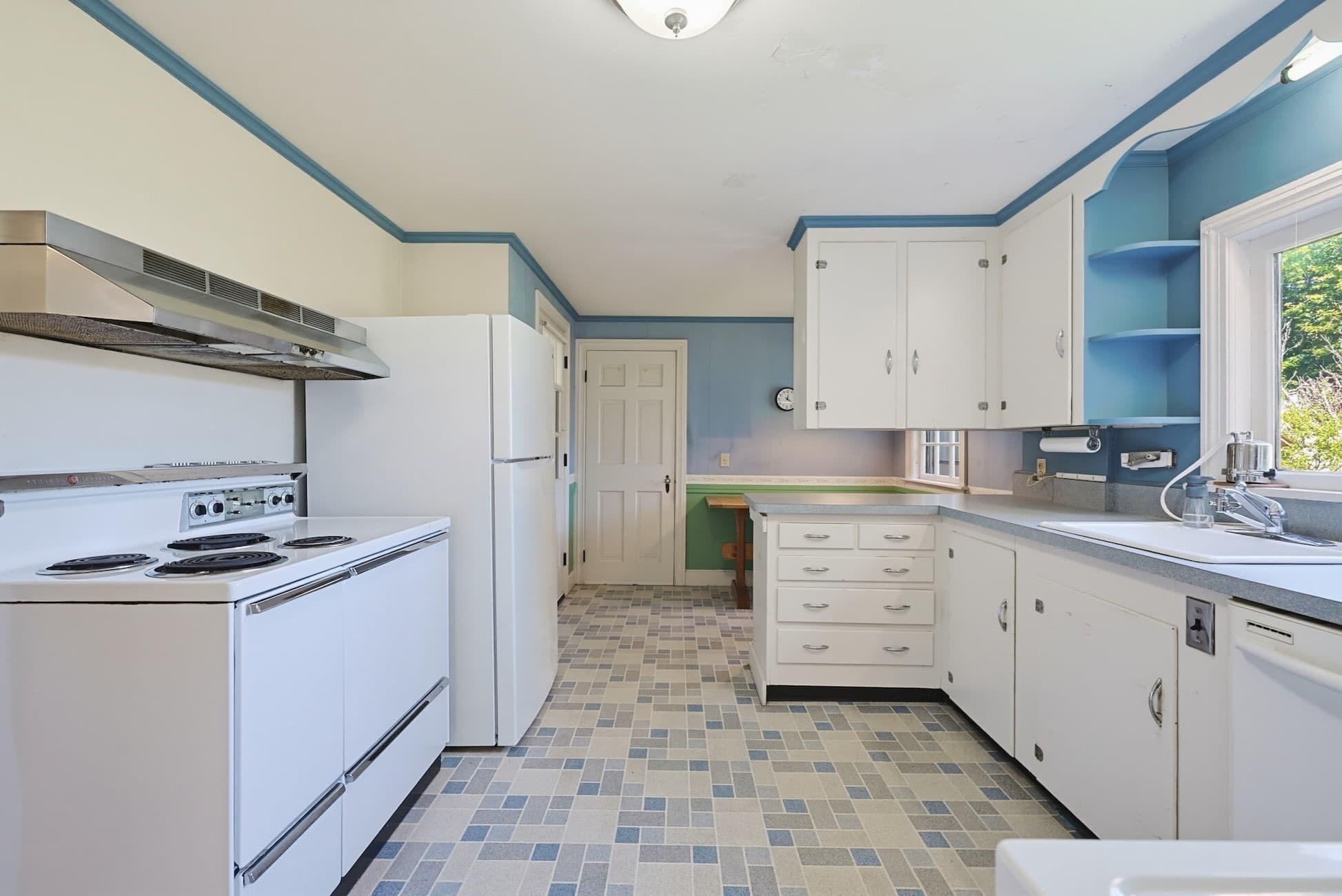 Single Family Residence at 24 Stark Rd, Worcester MA 01602, Worcester, photo 7 of 42