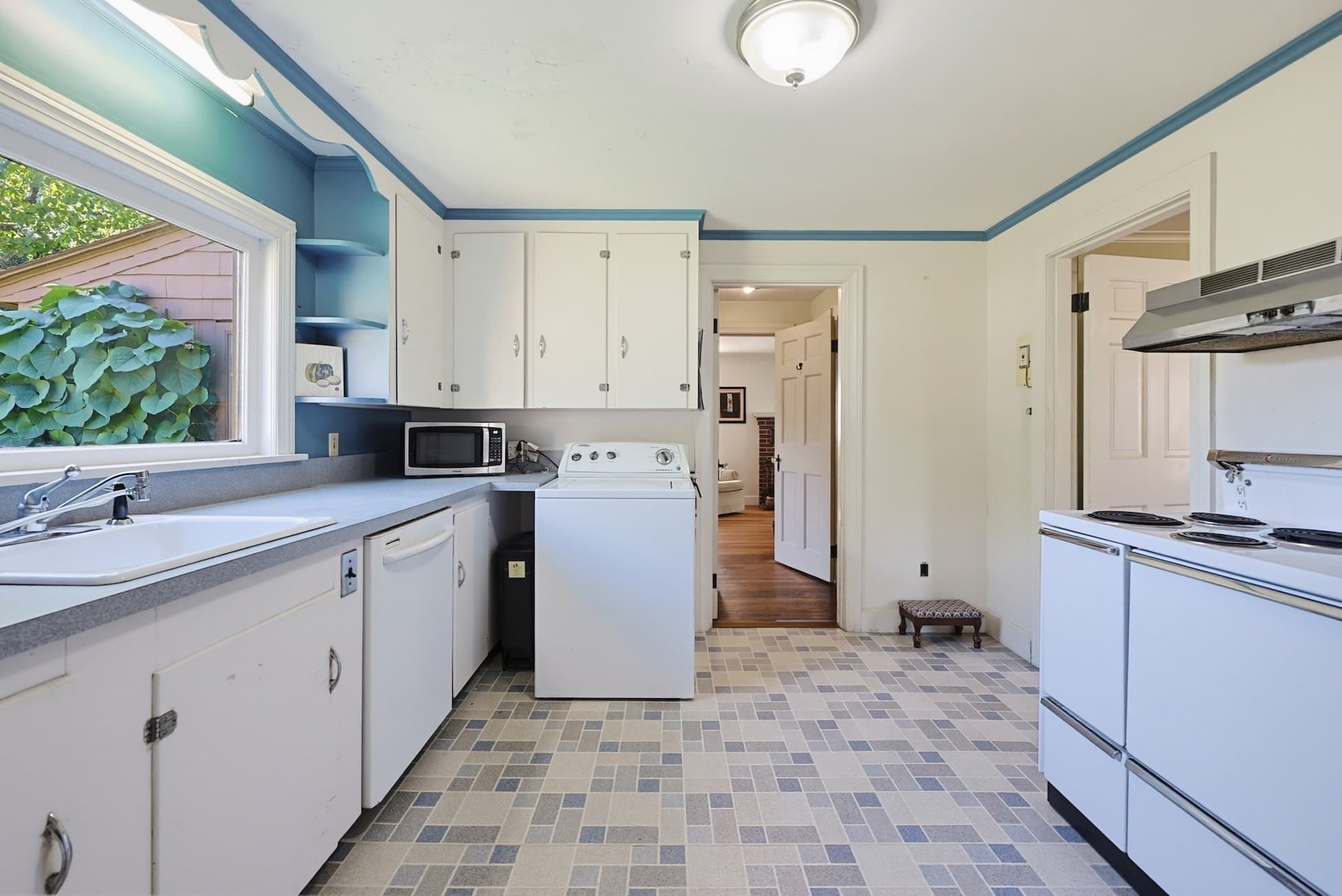 Single Family Residence at 24 Stark Rd, Worcester MA 01602, Worcester, photo 9 of 42