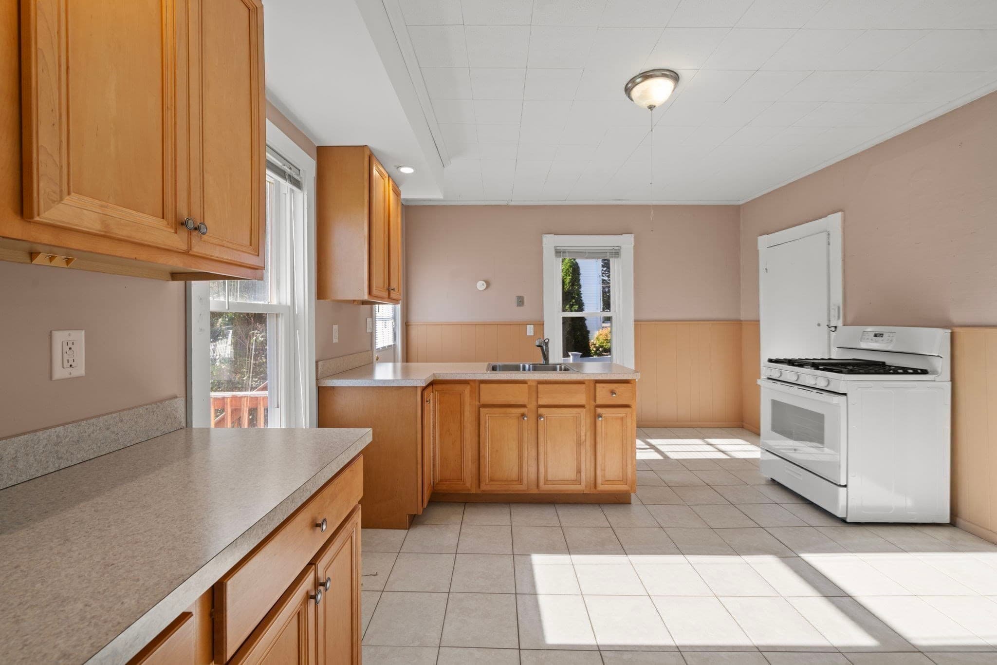 Attached (Townhouse/Rowhouse/Duplex) at 27 Highland St # 27, Woburn MA 01801, photo 12 of 40
