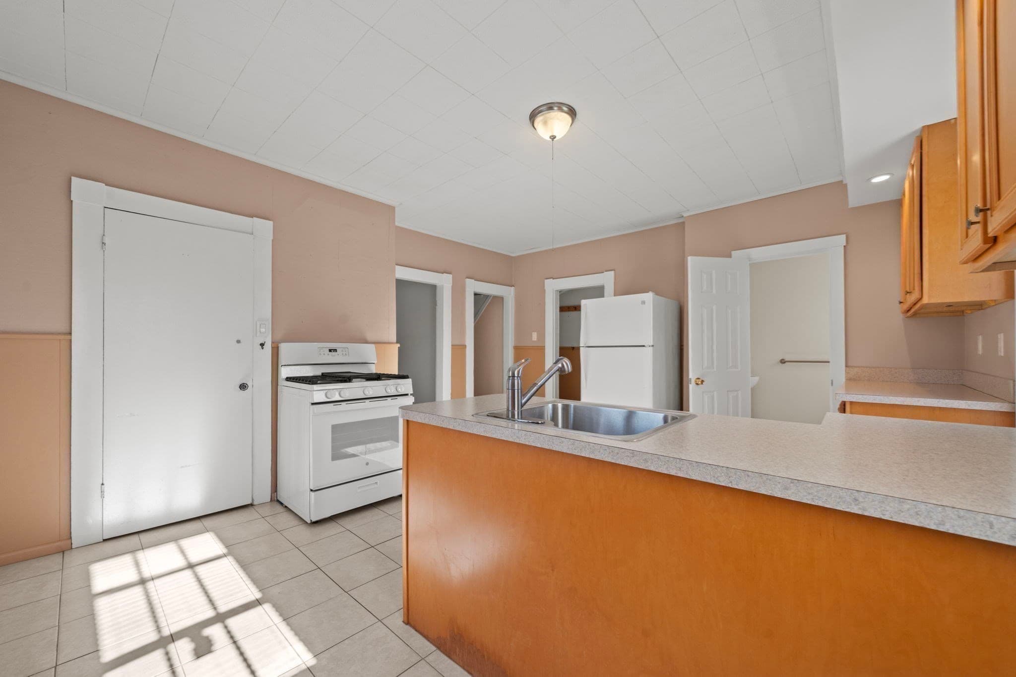 Attached (Townhouse/Rowhouse/Duplex) at 27 Highland St # 27, Woburn MA 01801, photo 9 of 40