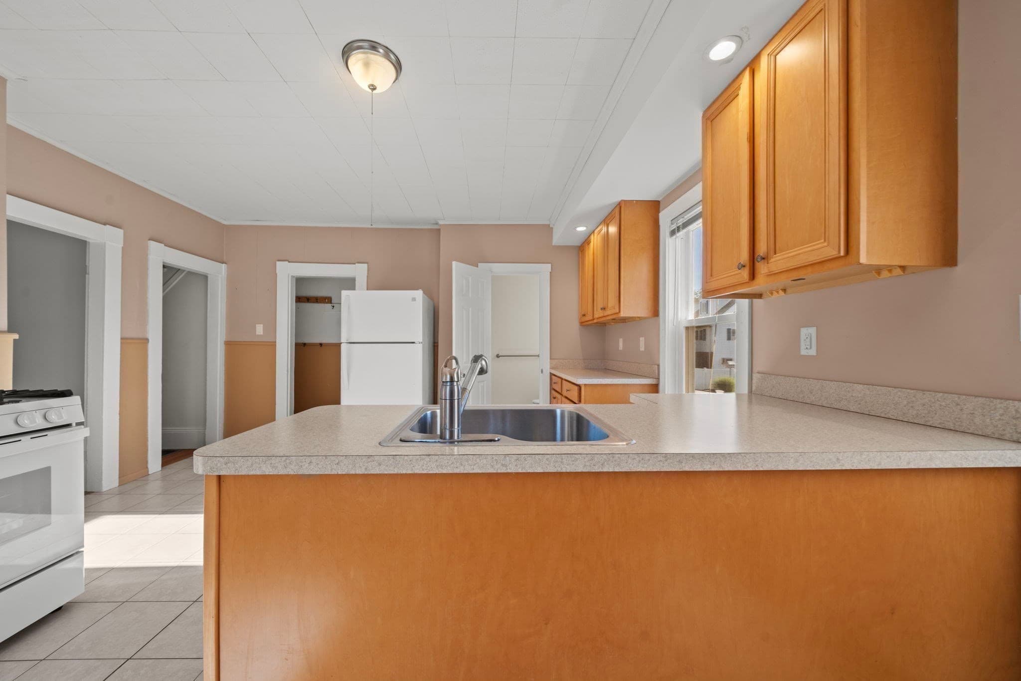 Attached (Townhouse/Rowhouse/Duplex) at 27 Highland St # 27, Woburn MA 01801, photo 10 of 40