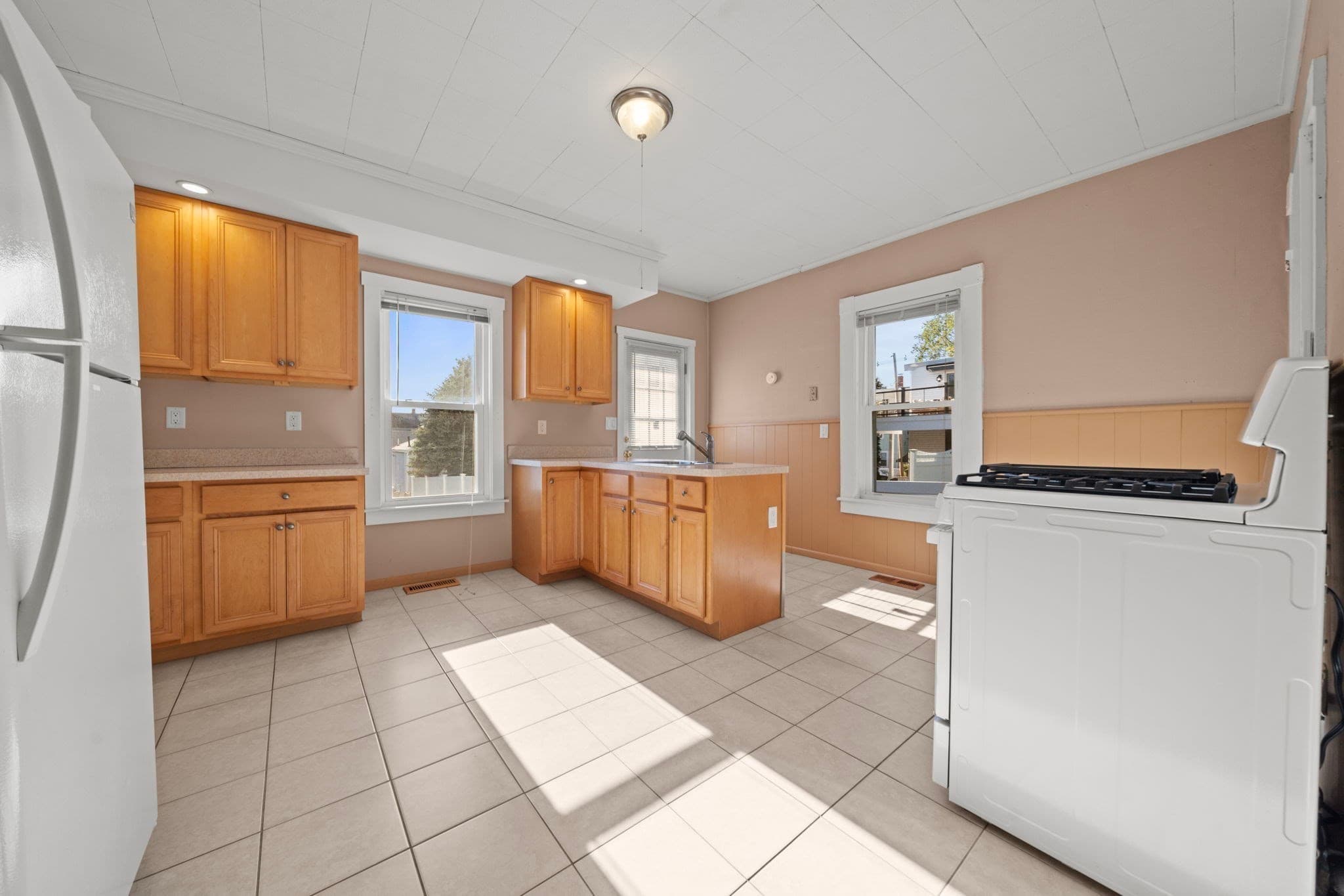 Attached (Townhouse/Rowhouse/Duplex) at 27 Highland St # 27, Woburn MA 01801, photo 11 of 40