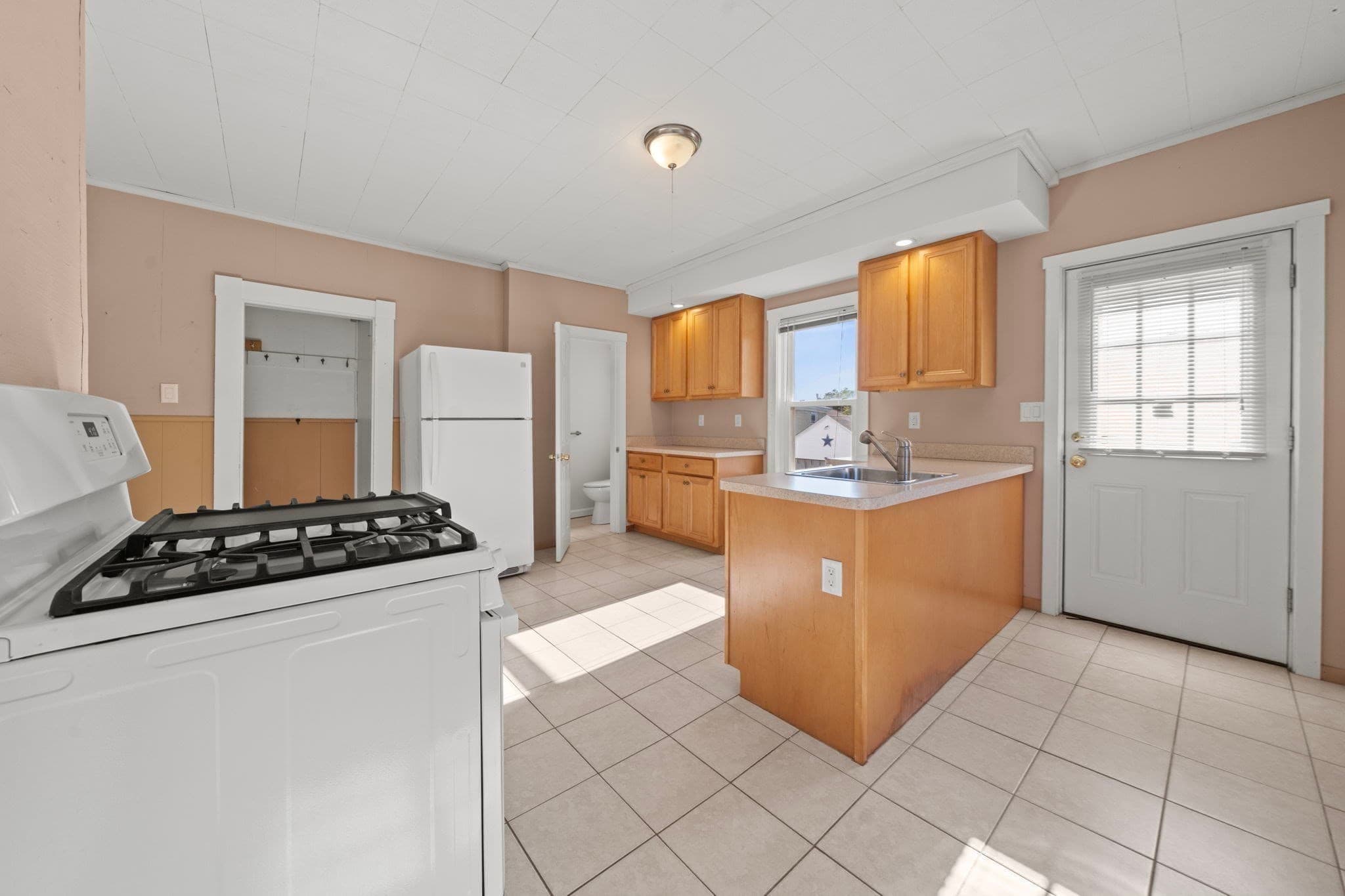 Attached (Townhouse/Rowhouse/Duplex) at 27 Highland St # 27, Woburn MA 01801, photo 8 of 40