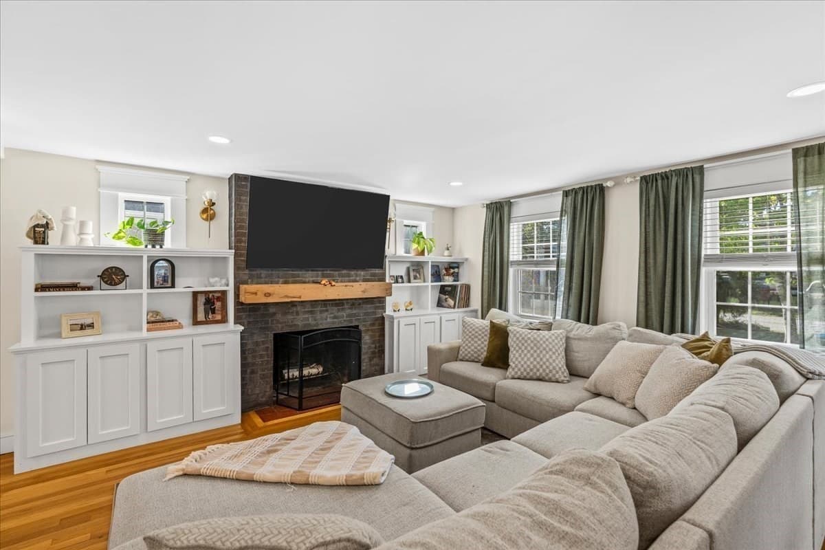 Single Family Residence at 33 Century Rd, Weymouth MA 02190, Weymouth, photo 5 of 38