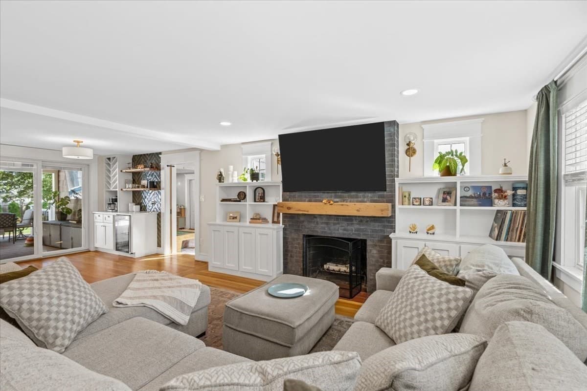 Single Family Residence at 33 Century Rd, Weymouth MA 02190, Weymouth, photo 4 of 38
