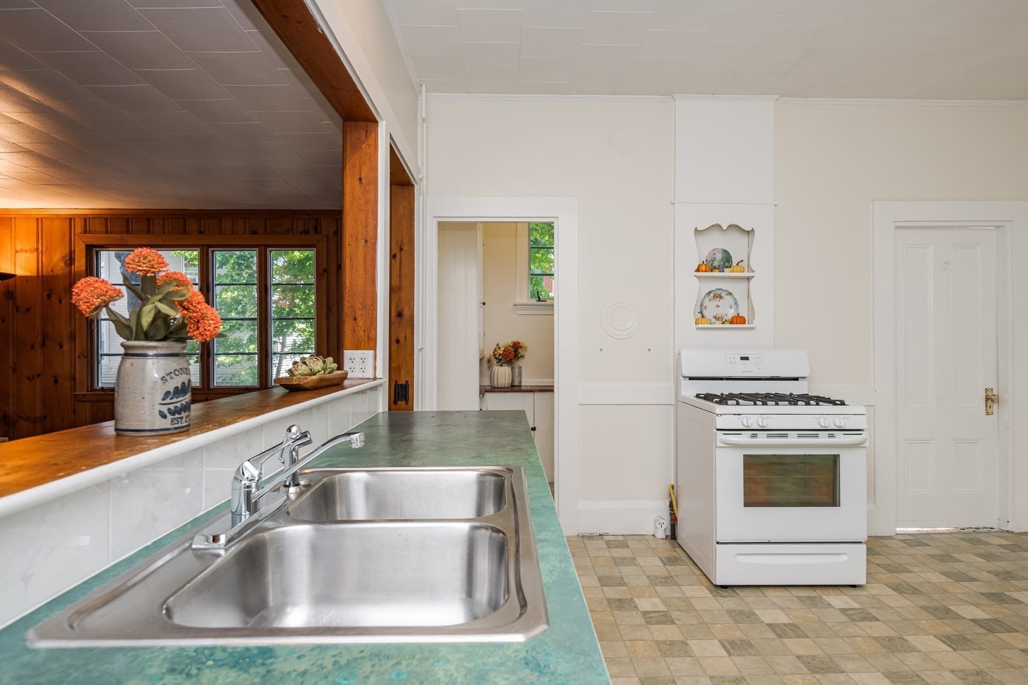 Single Family Residence at 36 Warren Street, Stoneham MA 02180, Stoneham, photo 17 of 41