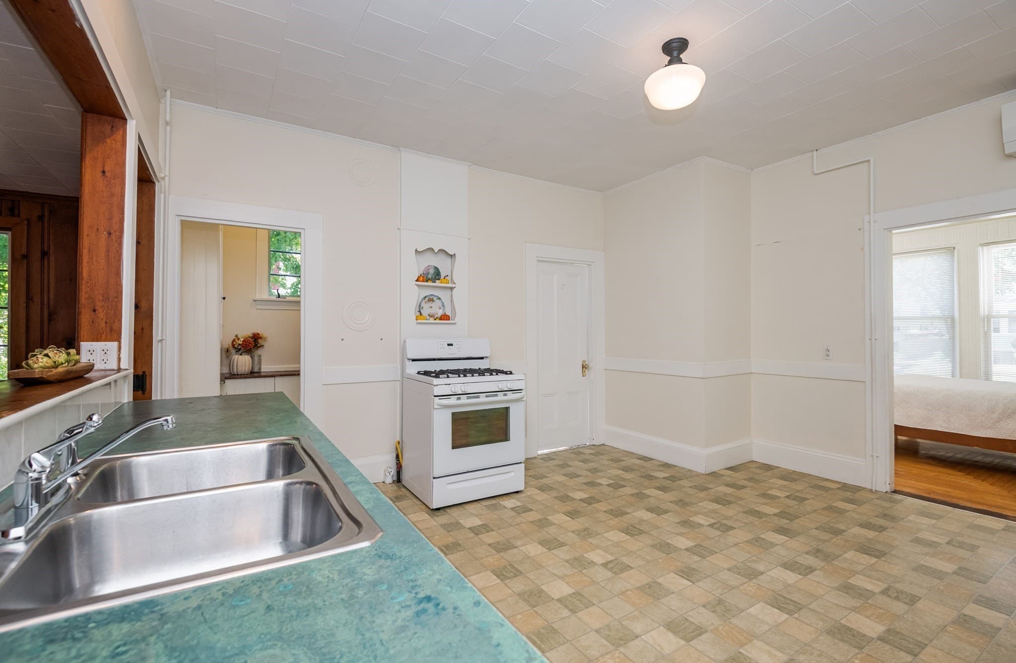 Single Family Residence at 36 Warren Street, Stoneham MA 02180, Stoneham, photo 16 of 41