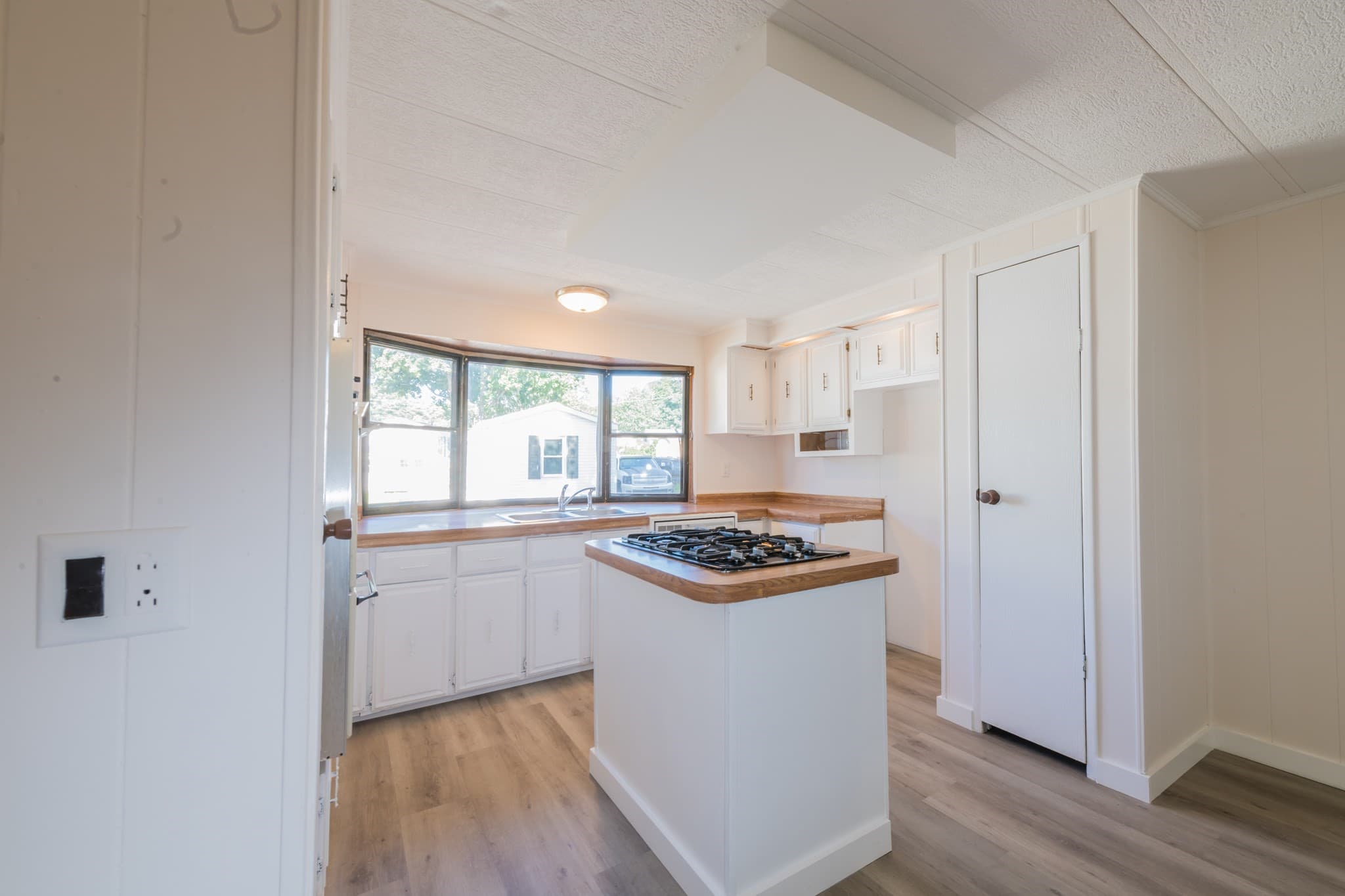 Mobile Home at 8 Patriot Circle, Plymouth MA 02360, Plymouth, photo 4 of 15