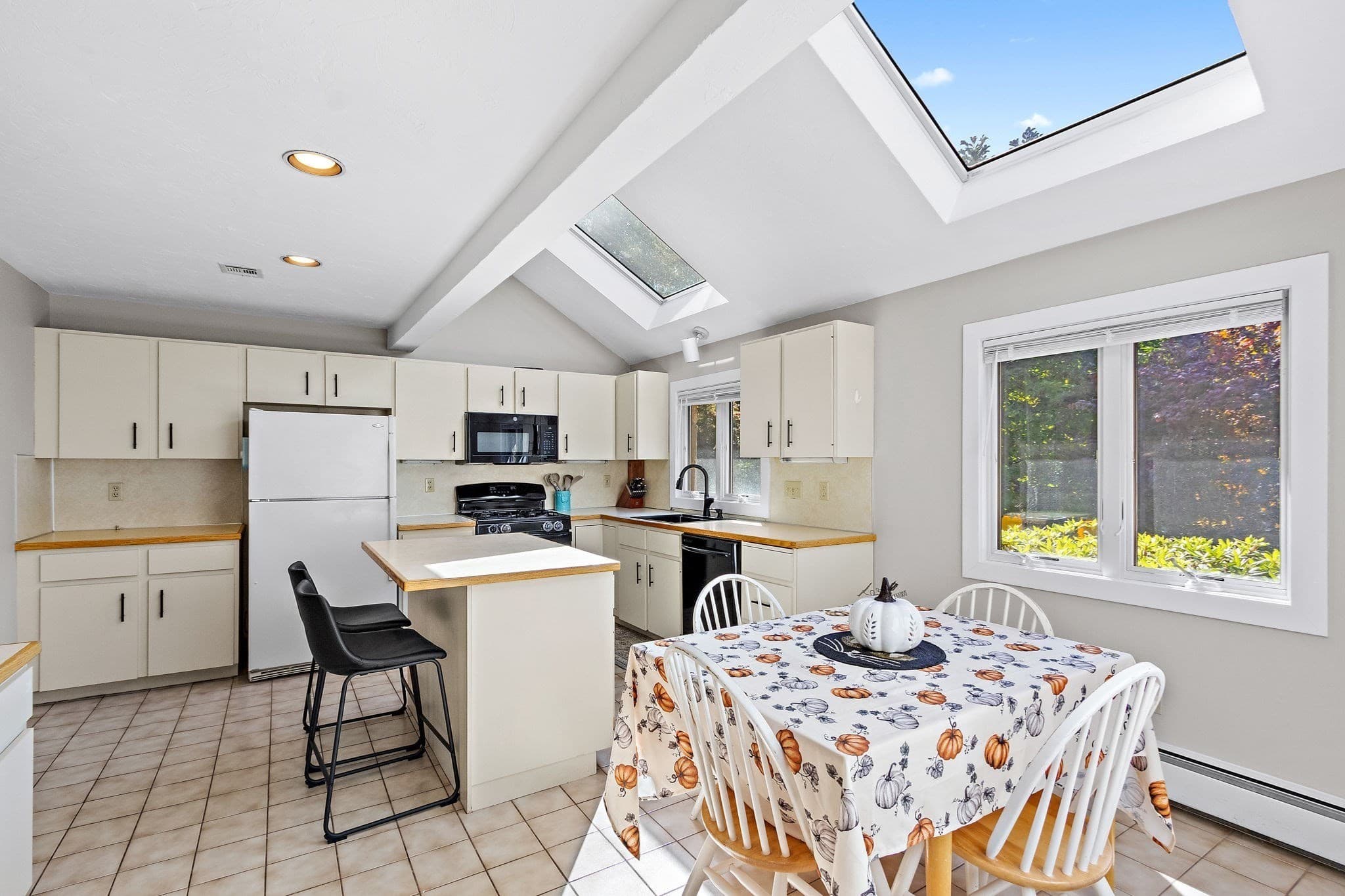Condominium at 11 Magnolia Dr # 11, Franklin MA 02038, Franklin, photo 3 of 42