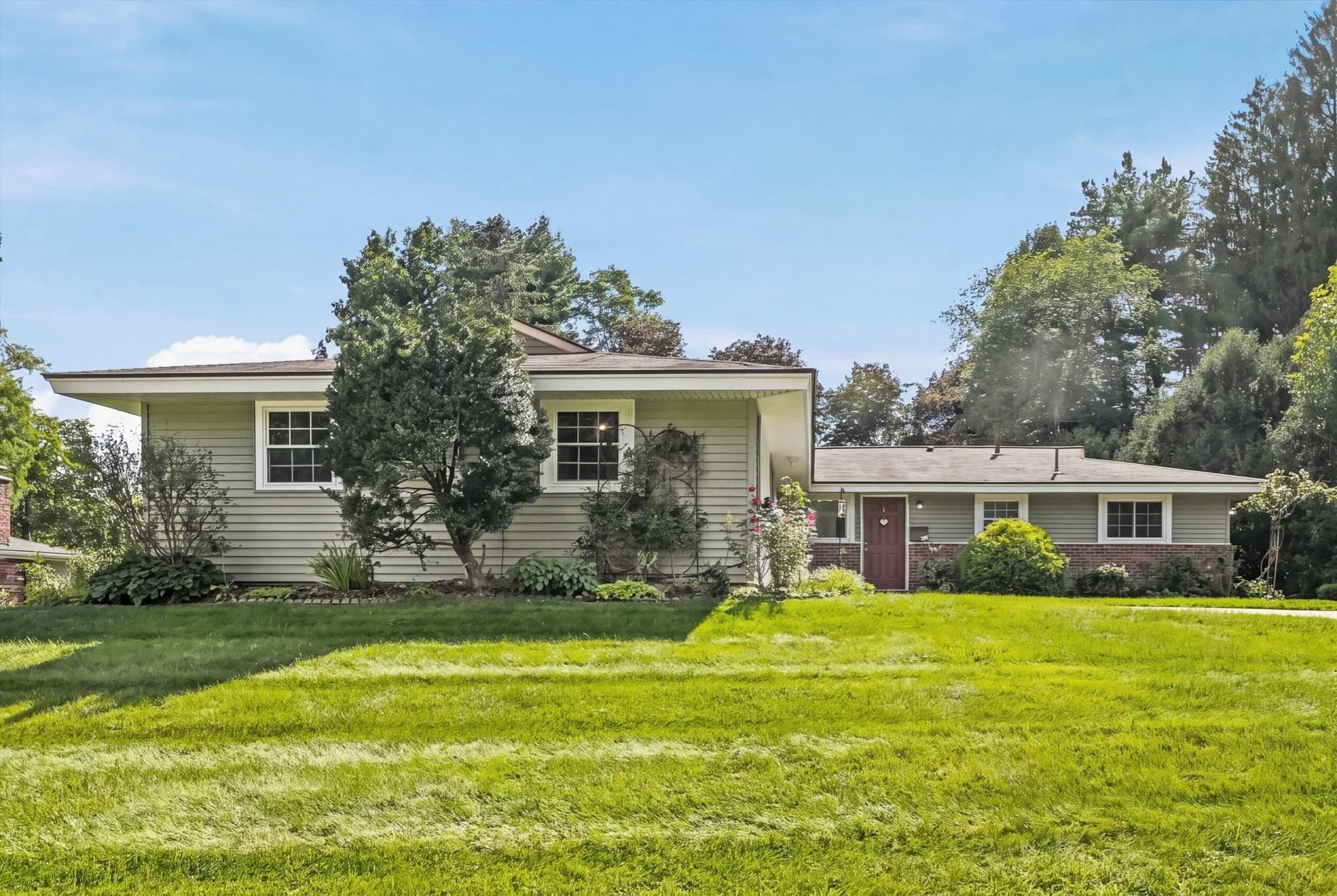 Single Family Residence at 15 Eaton Rd W, Framingham MA 01701, Framingham, photo 2 of 41