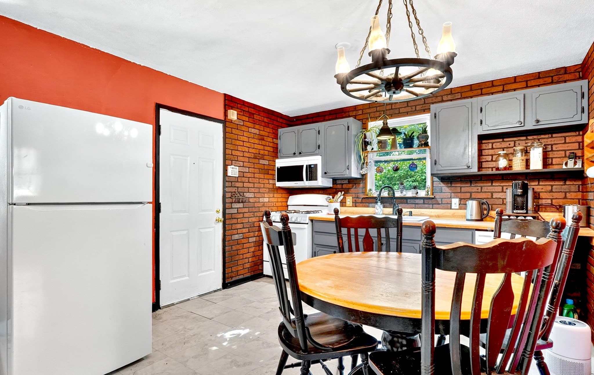 Single Family Residence at 203 Lakeview Ave, Tyngsborough MA 01879, Tyngsborough, photo 6 of 38