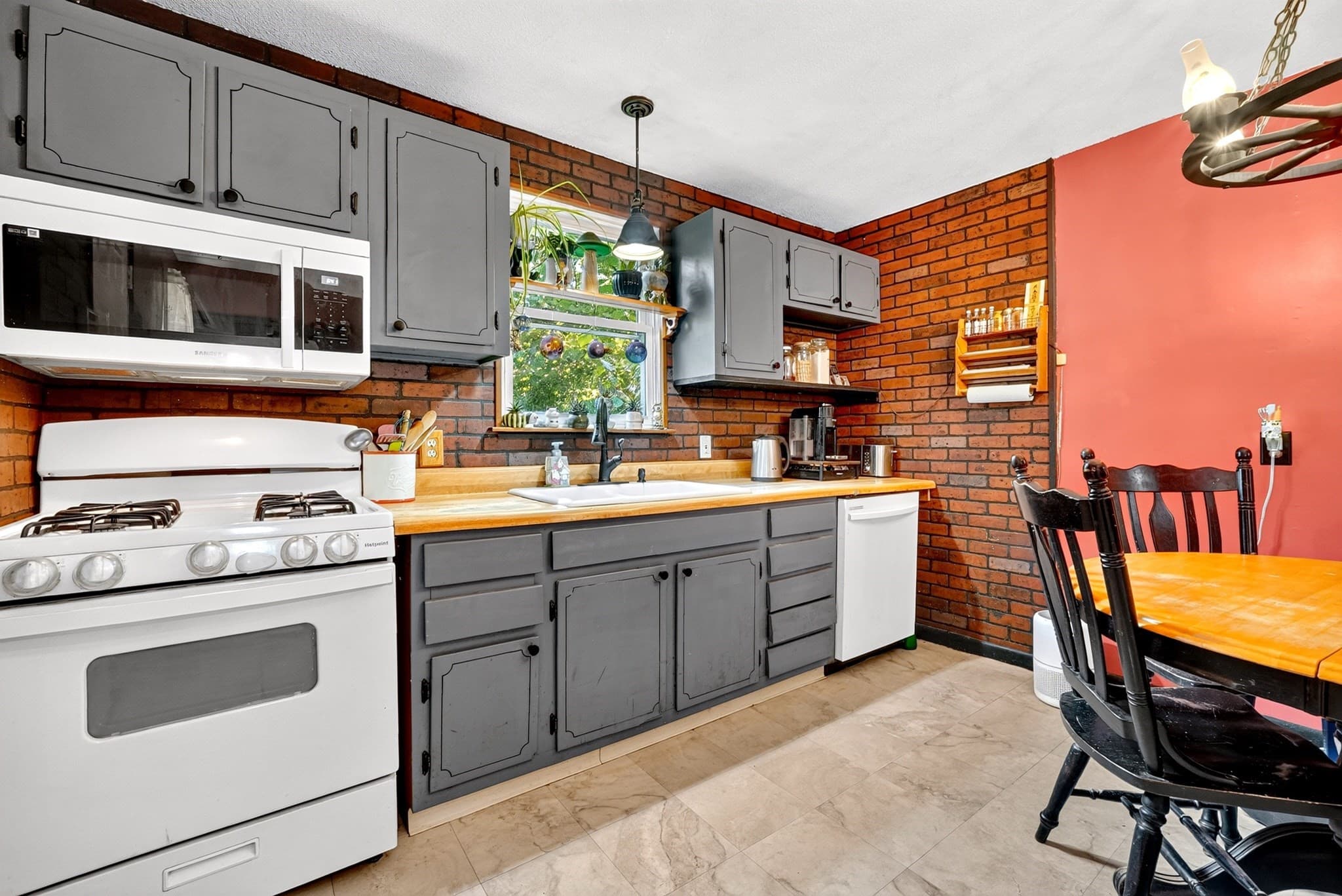 Single Family Residence at 203 Lakeview Ave, Tyngsborough MA 01879, Tyngsborough, photo 4 of 38