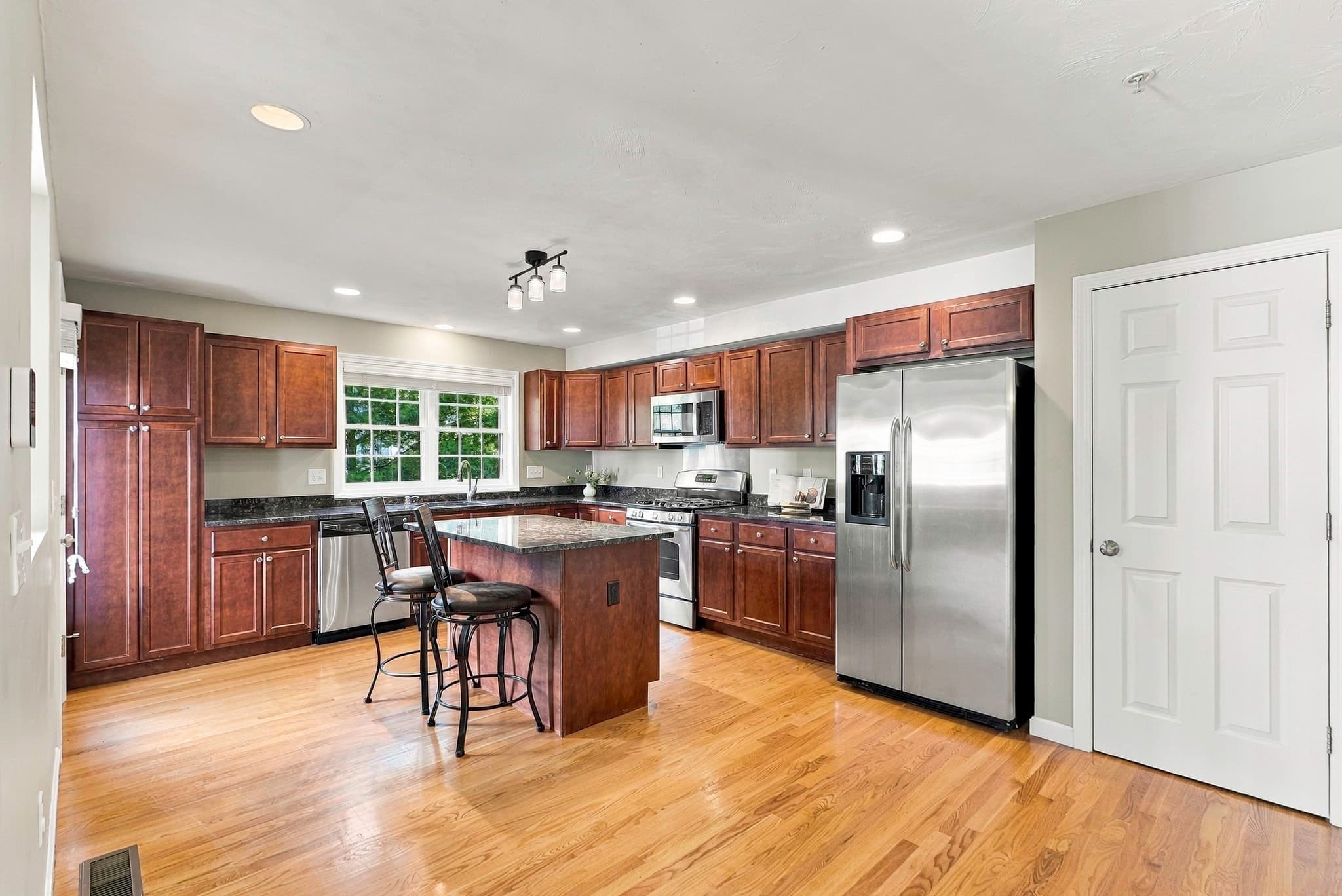 Condominium at 4 Paul Revere # 4, Hopkinton MA 01748, Hopkinton, photo 5 of 33
