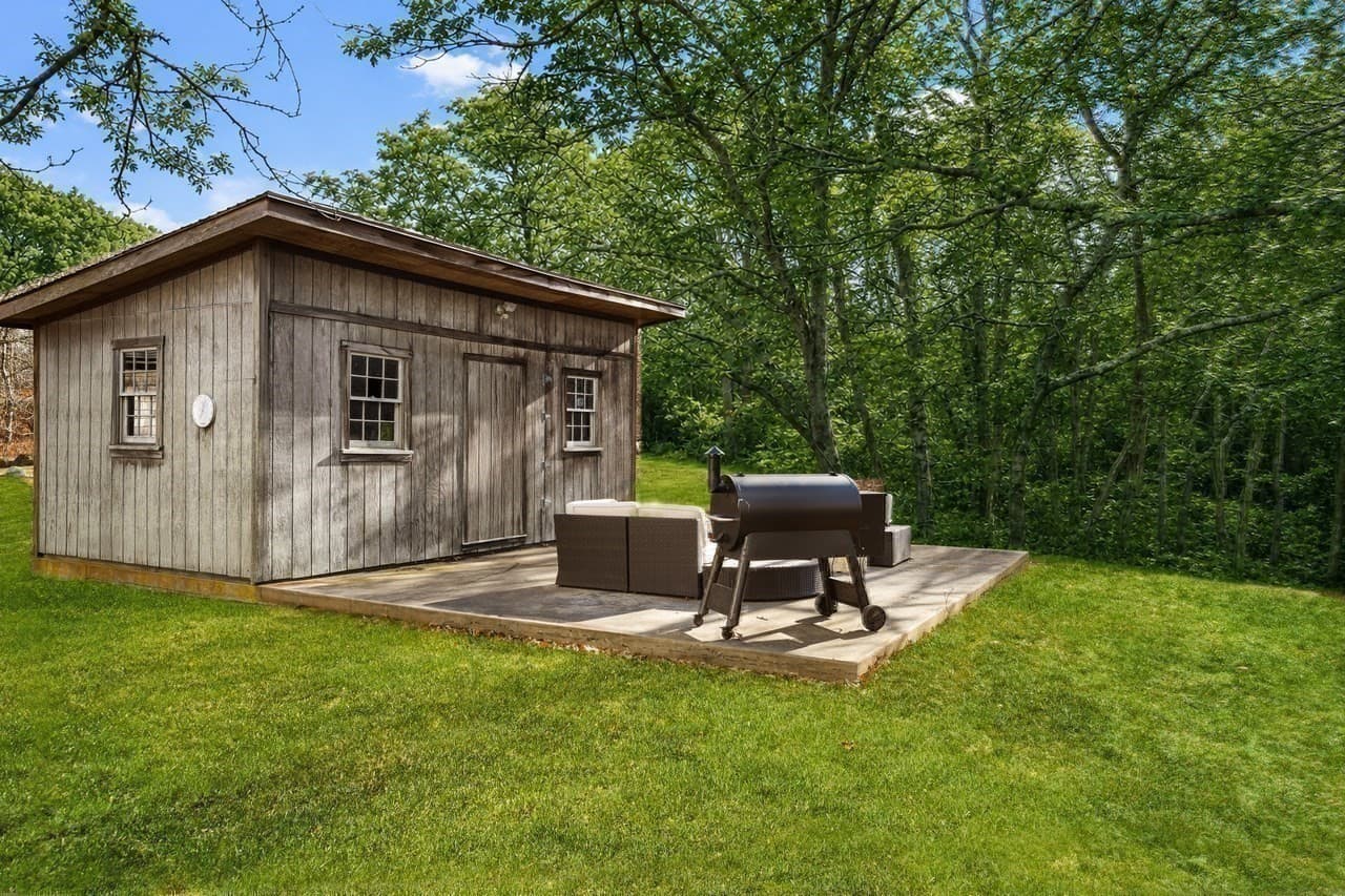 Single Family Residence at 8 Jeffers Way, Aquinnah MA 02535, Aquinnah, photo 37 of 42