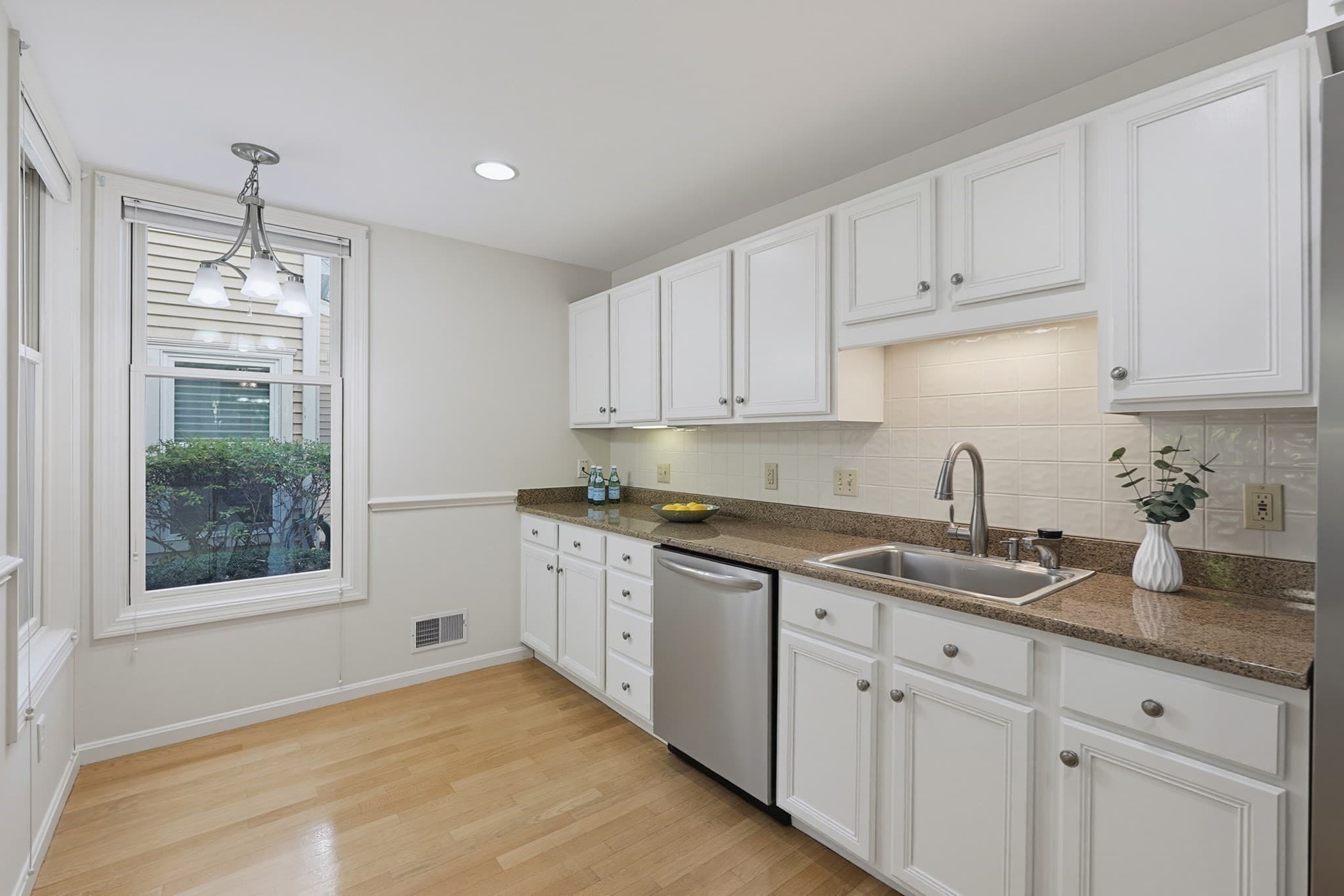 Condominium at 85 Hammond Pl # 85, Woburn MA 01801, Woburn, photo 9 of 35