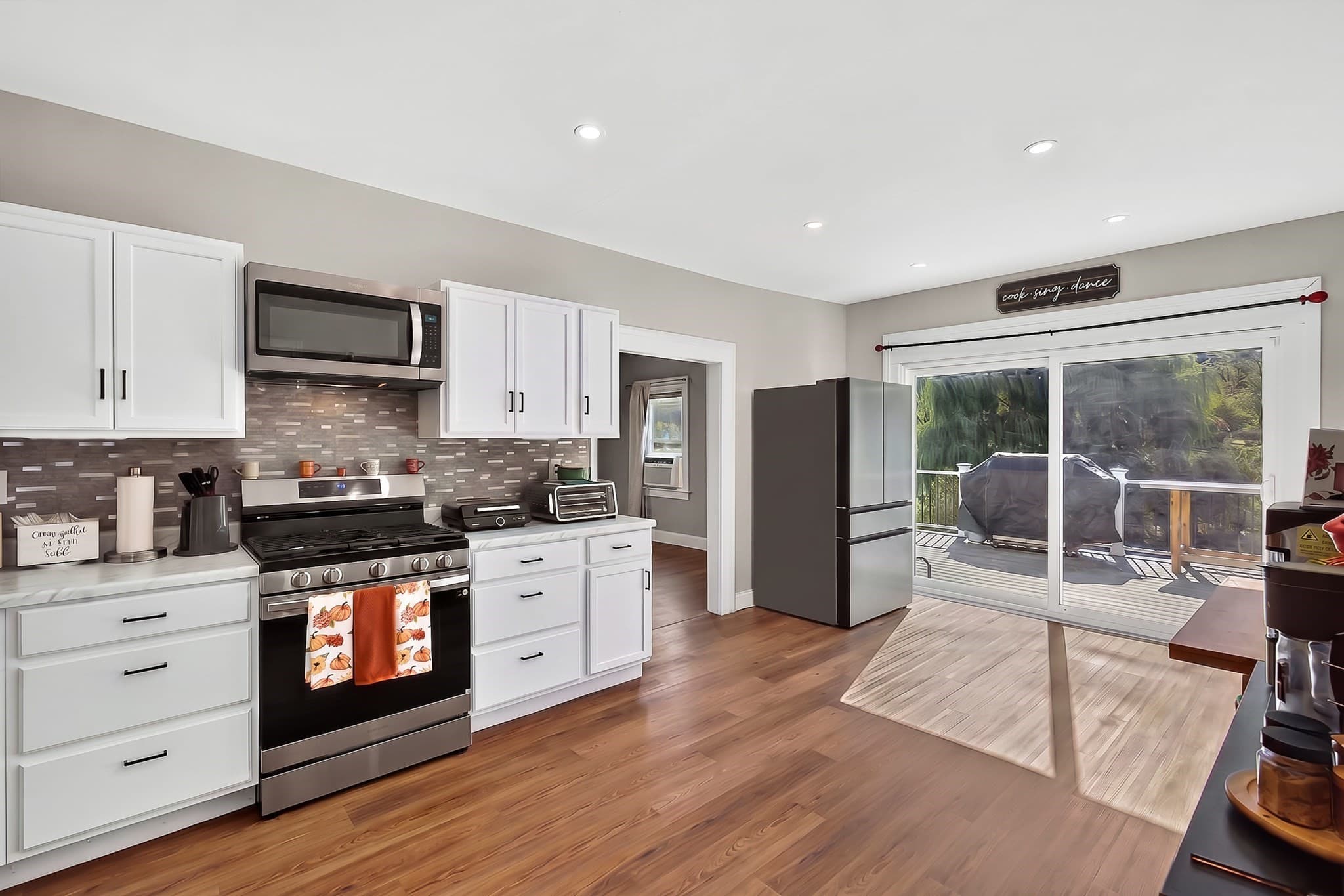 Single Family Residence at 31 Johnson St, Leominster MA 01453, Leominster, photo 6 of 31