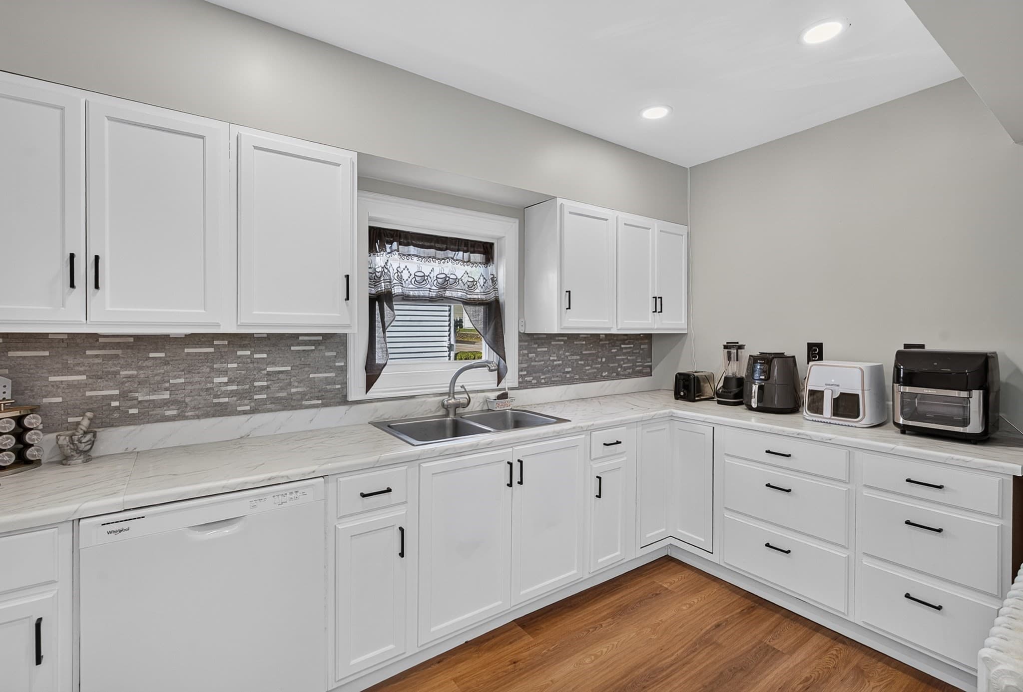 Single Family Residence at 31 Johnson St, Leominster MA 01453, Leominster, photo 7 of 31