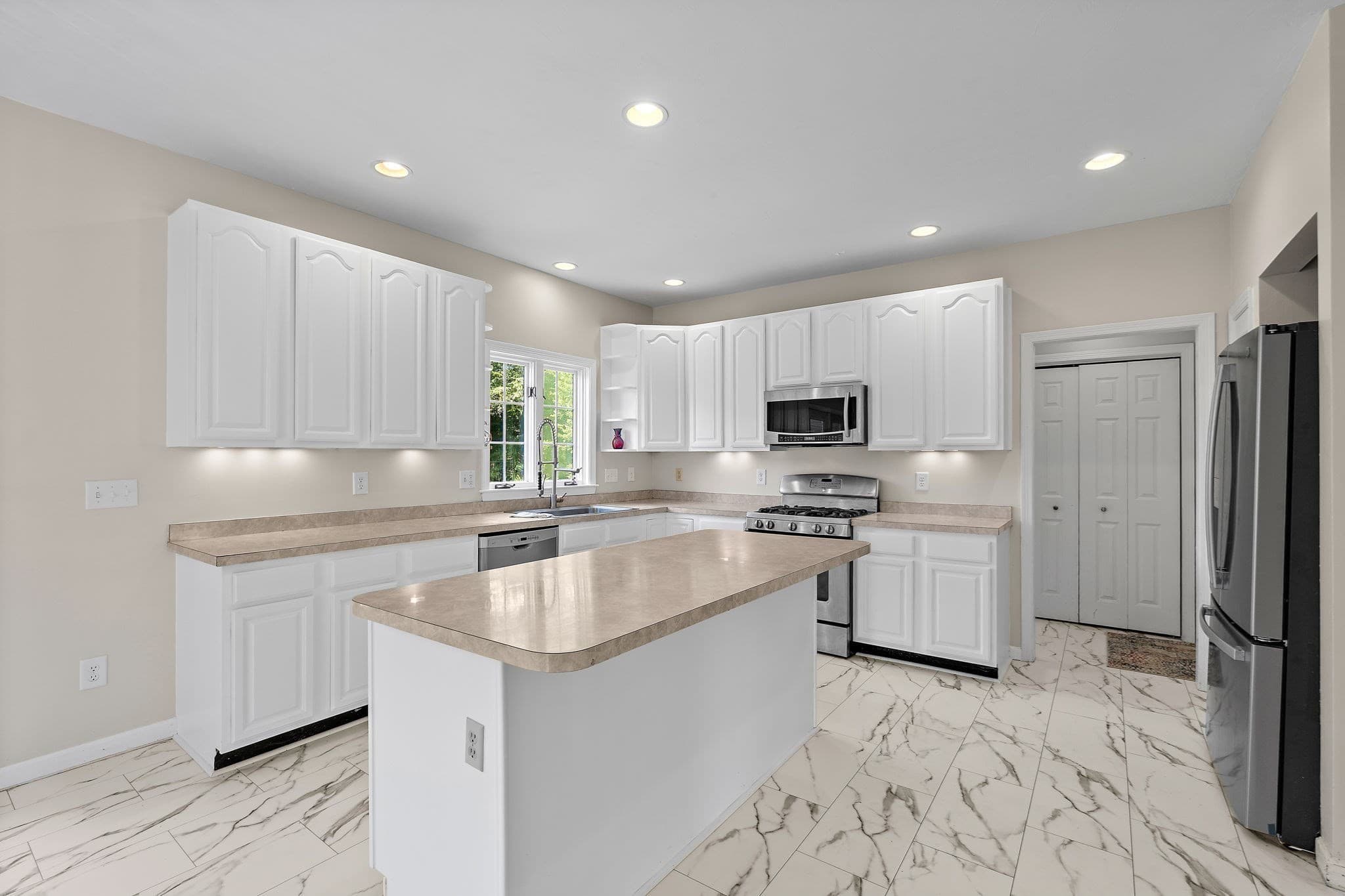 Single Family Residence at 28 Farmington Drive, Shrewsbury MA 01545, Shrewsbury, photo 12 of 41
