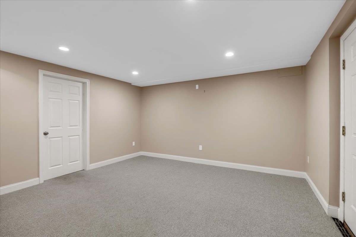 Condominium at 10 Floret Cir # 10, Hingham MA 02043, Hingham, photo 25 of 39