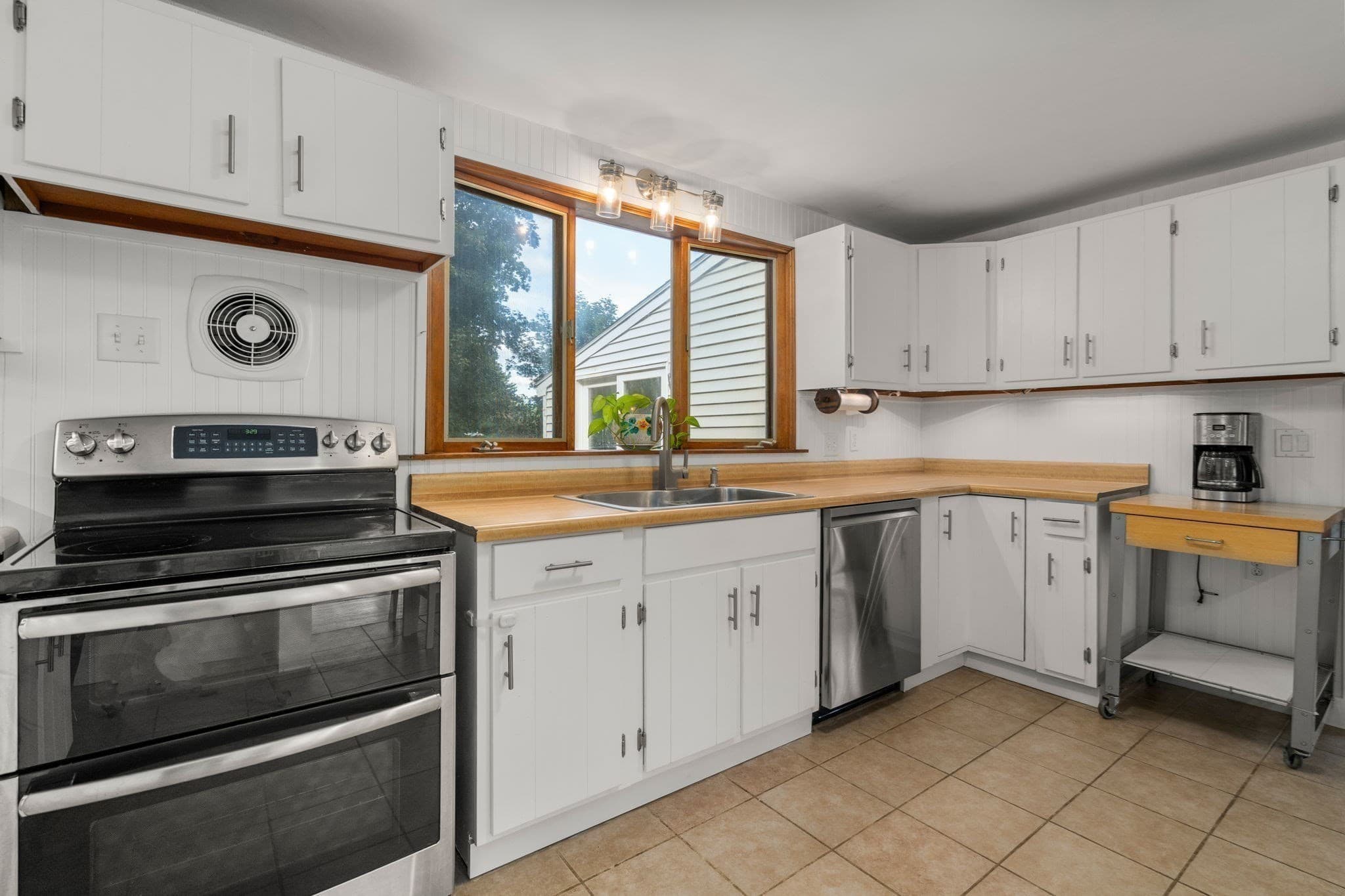 Single Family Residence at 202 Essex St, Marlborough MA 01752, Marlborough, photo 10 of 32