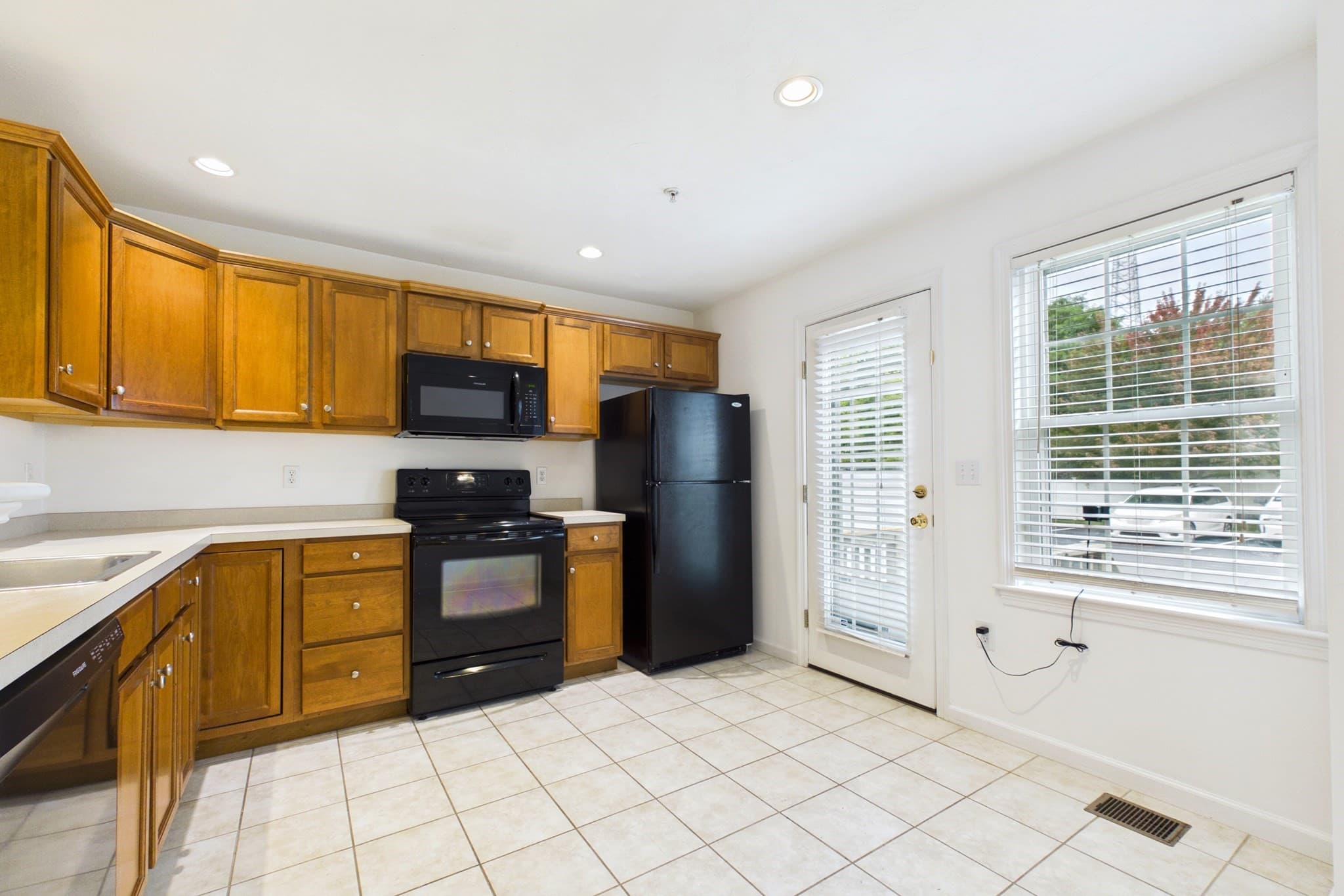 Condominium at 115 Boxberry Ln # 115, Rockland MA 02370, Rockland, photo 16 of 39