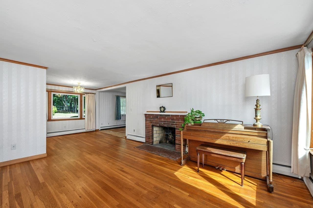 Single Family Residence at 195 Temple Road, Waltham MA 02452, Waltham, photo 6 of 33