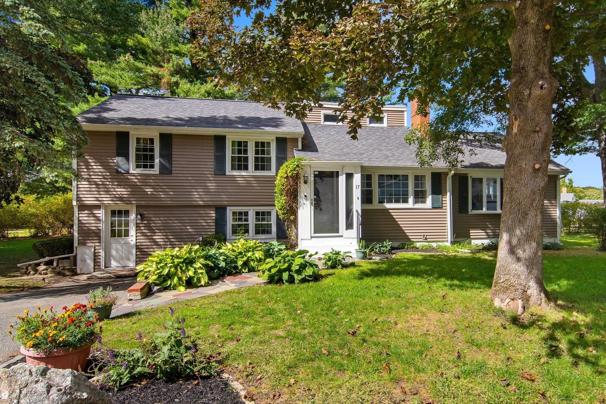 Single Family Residence at 17 Rich Rd, Woburn MA 01801, Woburn, photo 2 of 27