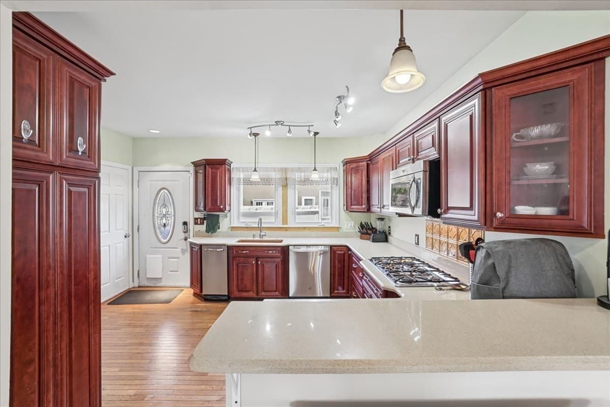 Single Family Residence at 307 S Main Street, Attleboro MA 02703, Attleboro, photo 9 of 32