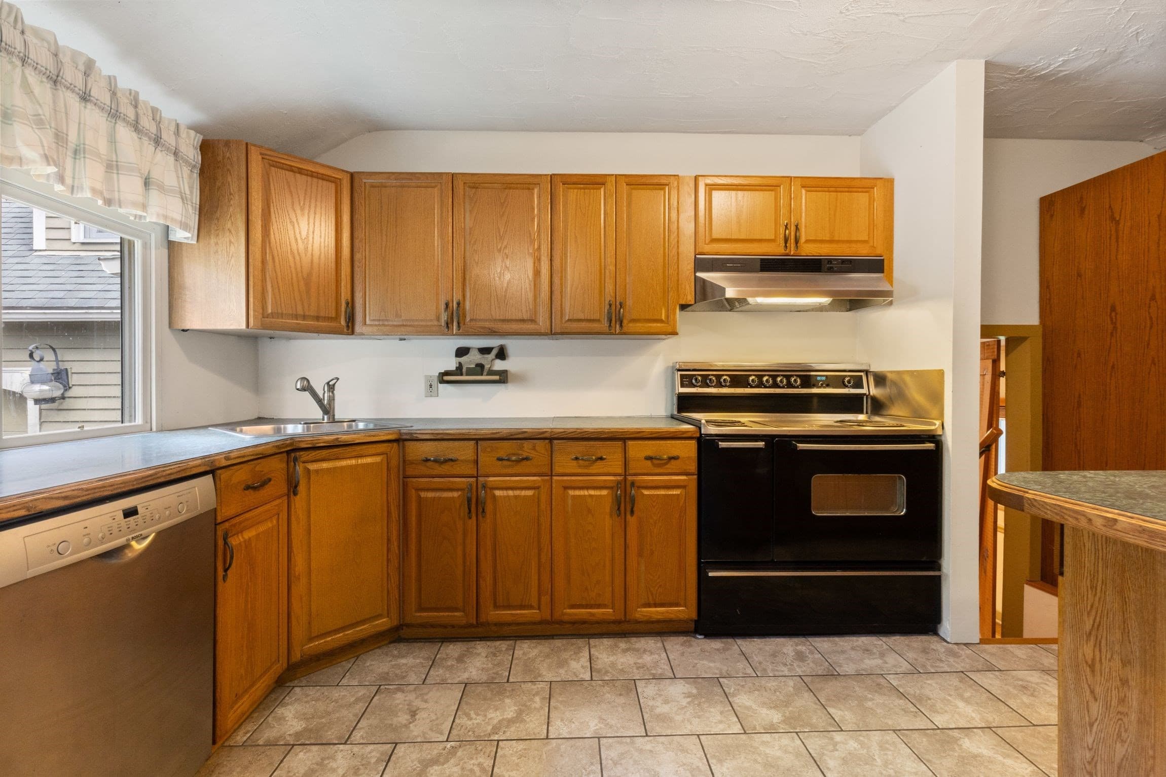 Single Family Residence at 609 Oxford St  S, Auburn MA 01501, Auburn, photo 8 of 42
