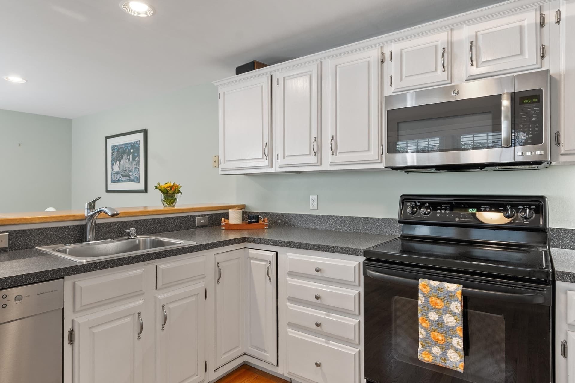 Condominium at 41 Mitchell Grant Way # 41, Bedford MA 01730, photo 10 of 37