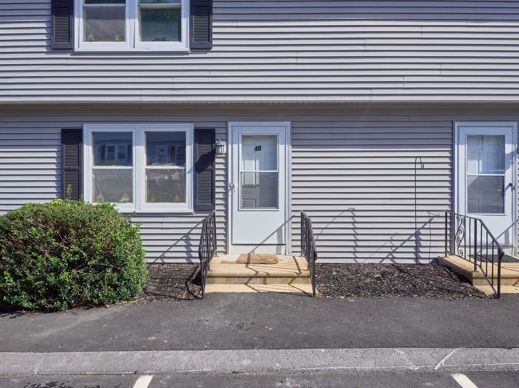Condominium at 270 Sunderland Rd # 40, Worcester MA 01604, Worcester, photo 3 of 28