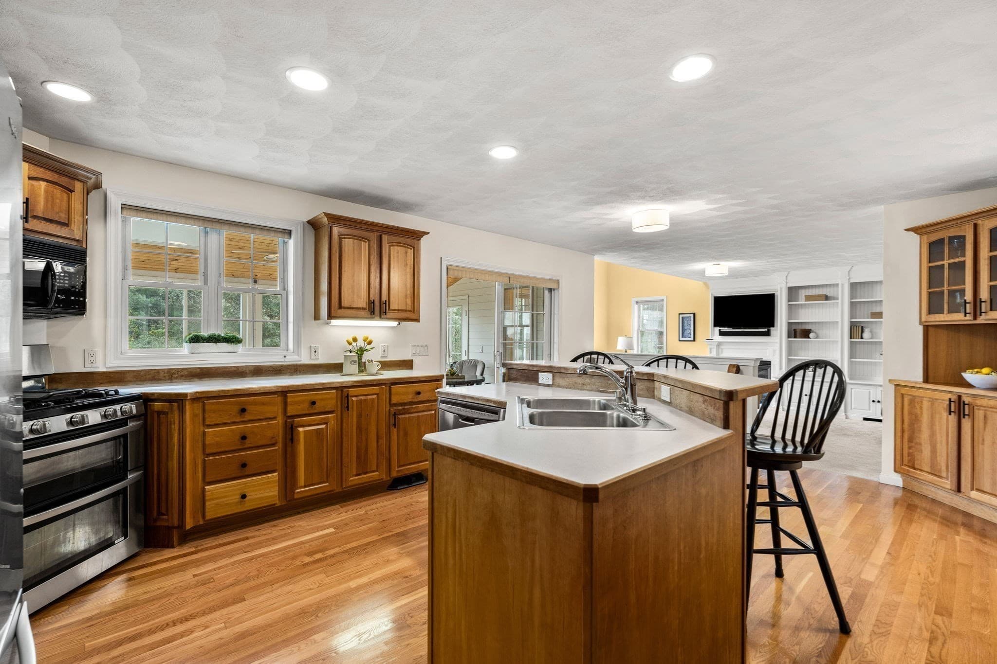 Single Family Residence at 8 Jack Rabbit Ln, Westford MA 01886, Westford, photo 7 of 39