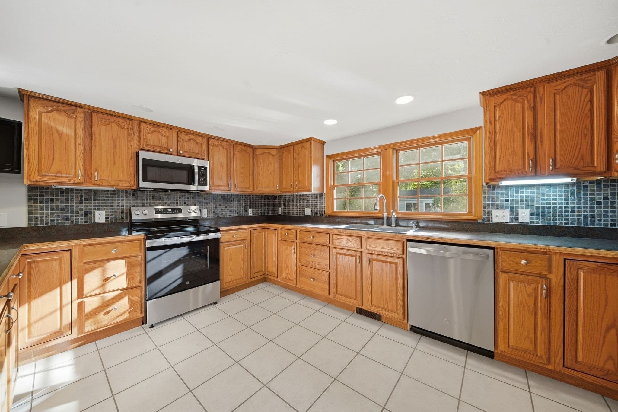 Single Family Residence at 1289 Whipple Rd, Tewksbury MA 01876, Tewksbury, photo 2 of 41