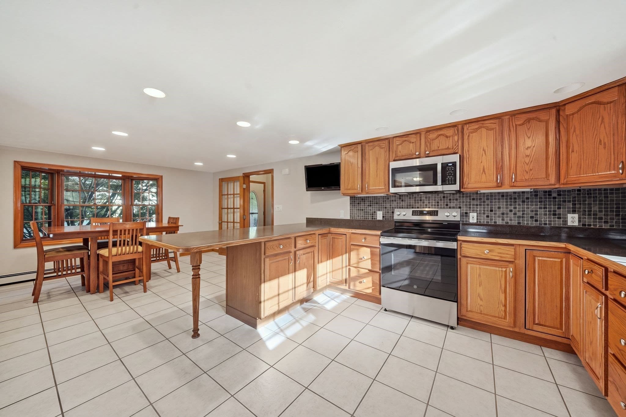 Single Family Residence at 1289 Whipple Rd, Tewksbury MA 01876, Tewksbury, photo 4 of 41