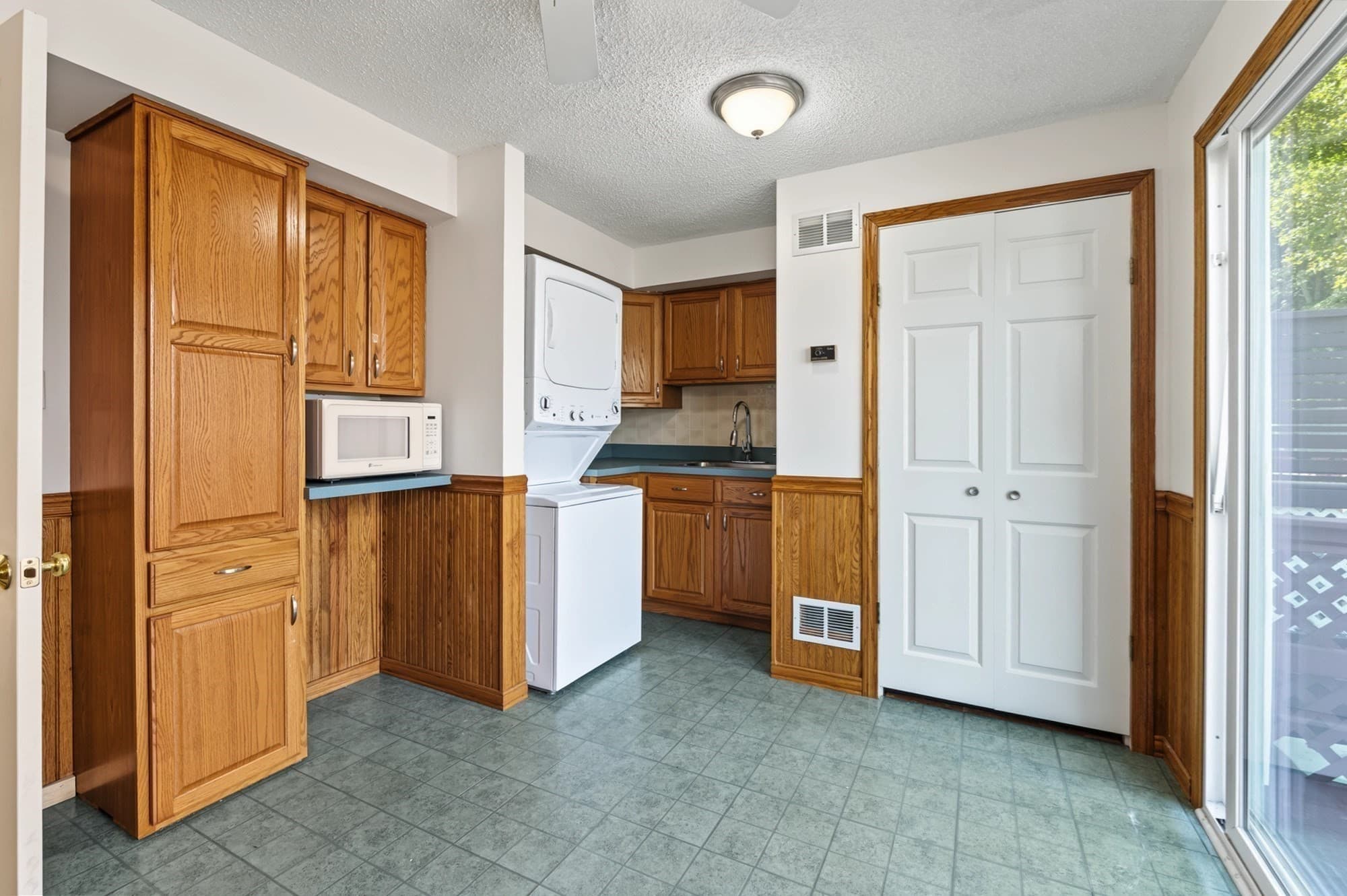 Condominium at 79 Arnold Ave # 79, Lowell MA 01852, Lowell, photo 9 of 33