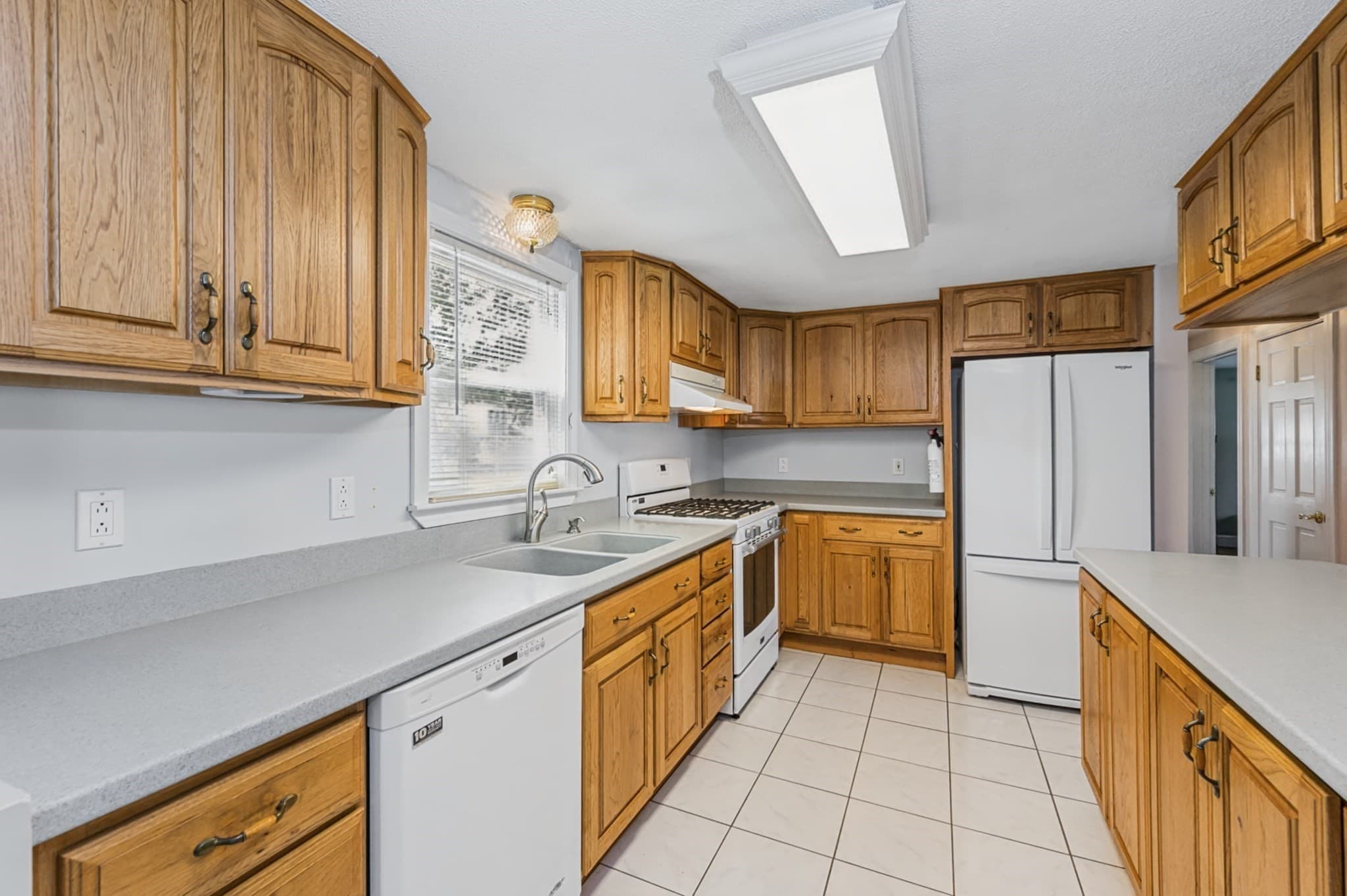 Single Family Residence at 4 Amos St, Tewksbury MA 01876, Tewksbury, photo 7 of 42