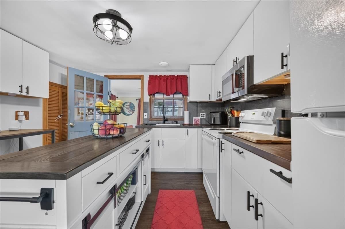 Single Family Residence at 29 Beeden Rd, Westport MA 02790, photo 6 of 42