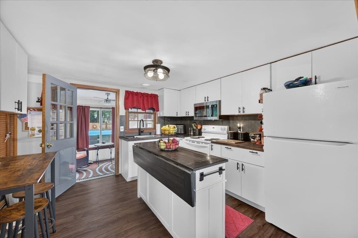 Single Family Residence at 29 Beeden Rd, Westport MA 02790, photo 8 of 42